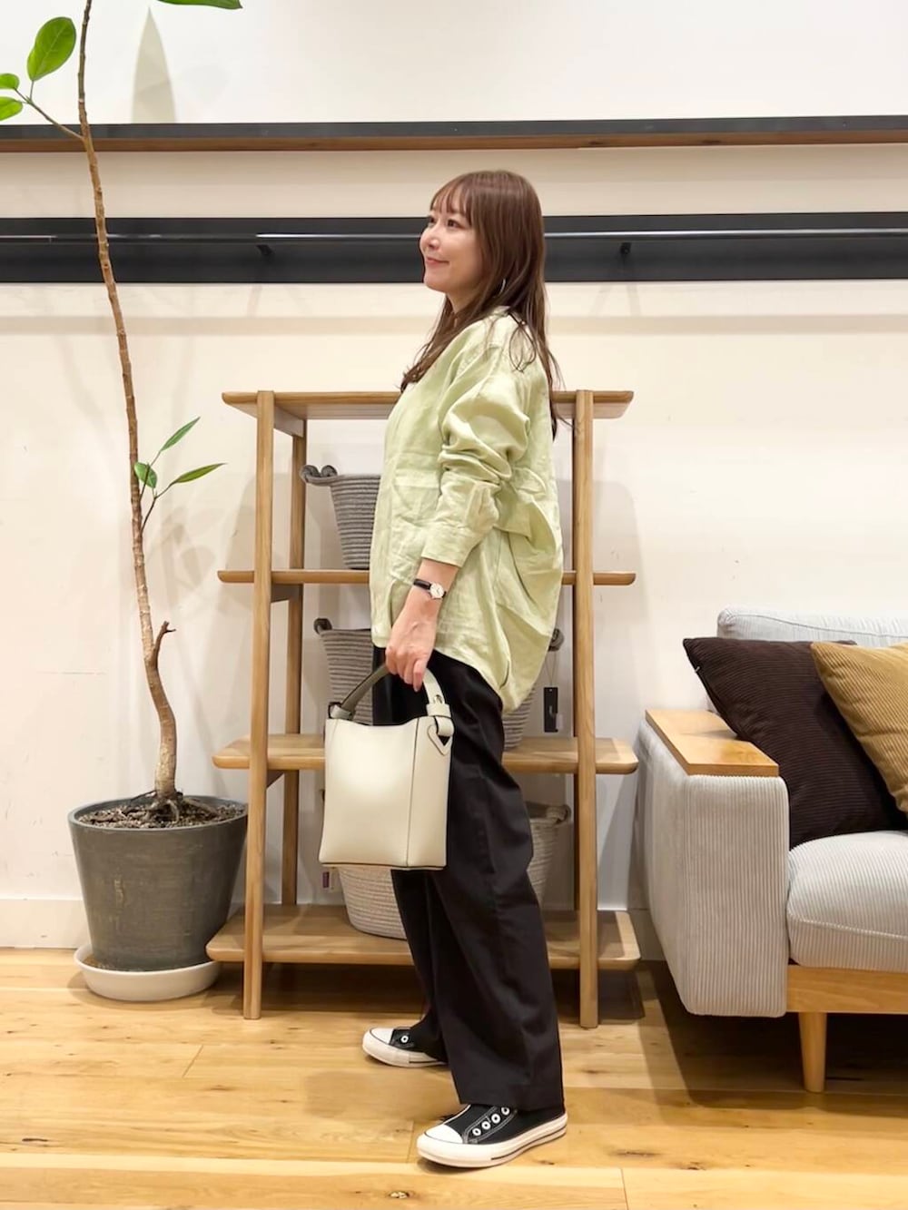 「doors、低身長コーデ、40代、春カラーコーデ、骨格ストレート、イエベ春、ストレート×イエベ春、ストレート×イエベ、新作スニーカーコーデ、ブラウスが主役の春コーデ」｜「URBAN RESEARCH DOORSのリネンバックタックプルオーバー（シャツ/ブラウス、グリーン系）」を使った、+++ゆき+++さん（レディース・151cm）の春コーディネートの4枚目の写真