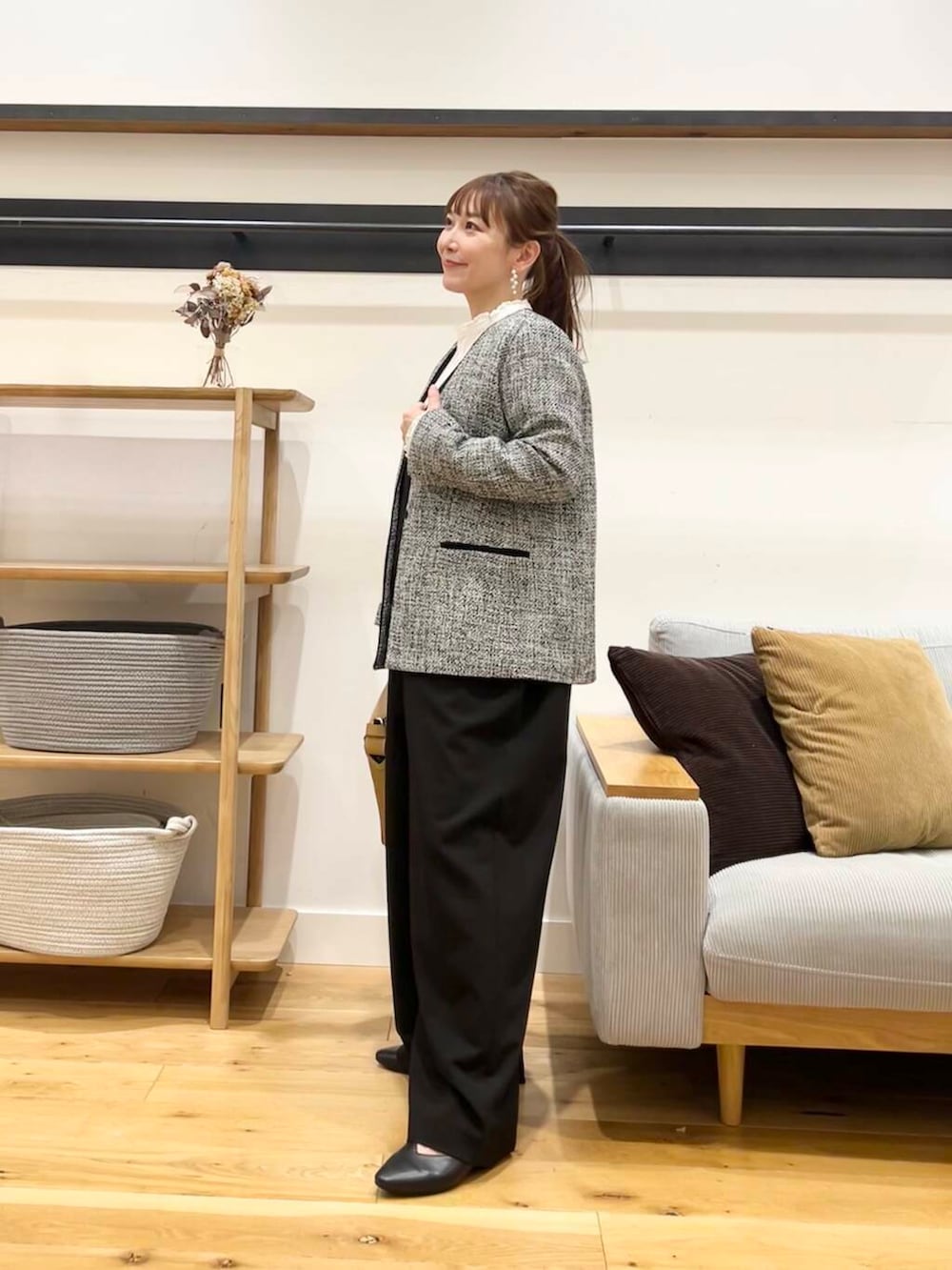 「セレモニースタイル、doors、低身長コーデ、40代、骨格ストレート、イエベ春、ストレート×イエベ春、ストレート×イエベ、スタッフのこれ買いました、ブラウスが主役の春コーデ」｜「URBAN RESEARCH DOORSのピンタックフリルスタンドカラーブラウス（シャツ/ブラウス、ホワイト系）」を使った、+++ゆき+++さん（レディース・151cm）の冬コーディネートの2枚目の写真