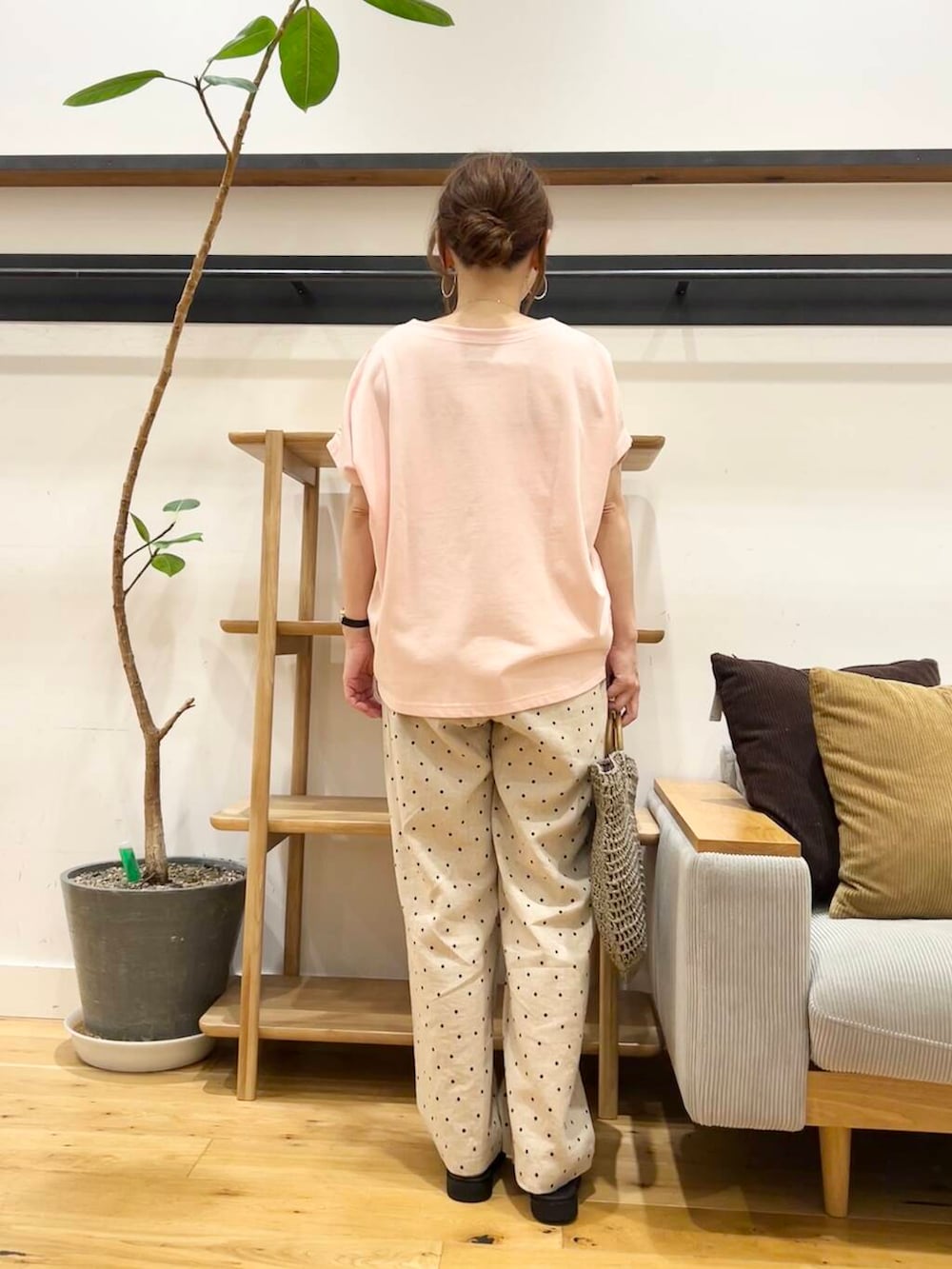 「doors、低身長コーデ、40代、骨格ストレート、イエベ春、ストレート×イエベ春、ストレート×イエベ、カジュアル派のtシャツコーデ、私が選ぶセールアイテム25ss」|「URBAN RESEARCH DOORSのドライコットンボートネックプルオーバー(Tシャツ/カットソー、ピンク系)」を使った、+++ゆき+++さん(レディース・151cm)の夏コーディネートの3枚目の写真