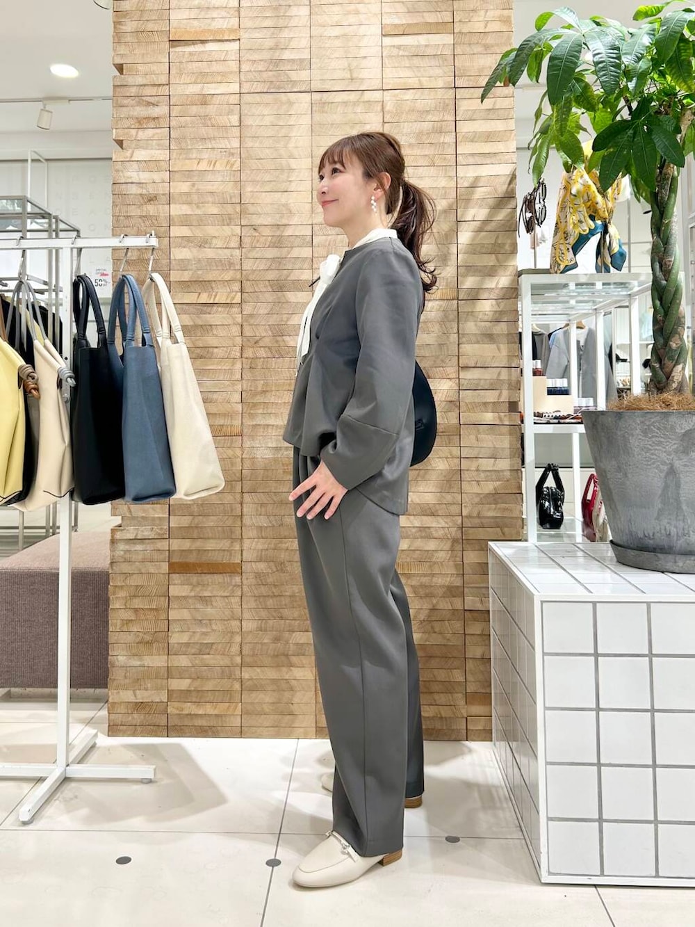 「セレモニースタイル、低身長コーデ、40代、春カラーコーデ、骨格ストレート、イエベ春、ストレート×イエベ春、ストレート×イエベ、ブラウスが主役の春コーデ」|「SENSE OF PLACE by URBAN RESEARCHのワンハンドルラウンドバッグ(ショルダーバッグ、ブラック系)」を使った、+++ゆき+++さん(レディース・151cm)の春コーディネートの2枚目の写真