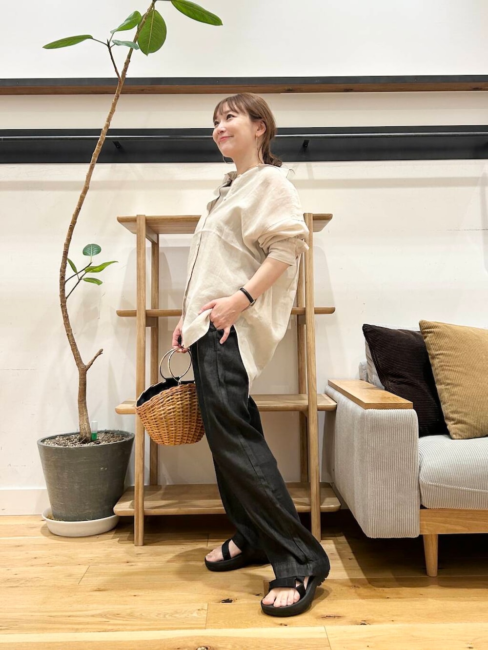 「doors、低身長コーデ、40代、骨格ストレート、イエベ春、ストレート×イエベ春、ストレート×イエベ、ワンピース×低身長、着回し力抜群シャツ」｜「COTTOのCOTTO　かごバッグ（ショルダーバッグ、イエロー系）」を使った、+++ゆき+++さん（レディース・151cm）の夏コーディネートの2枚目の写真