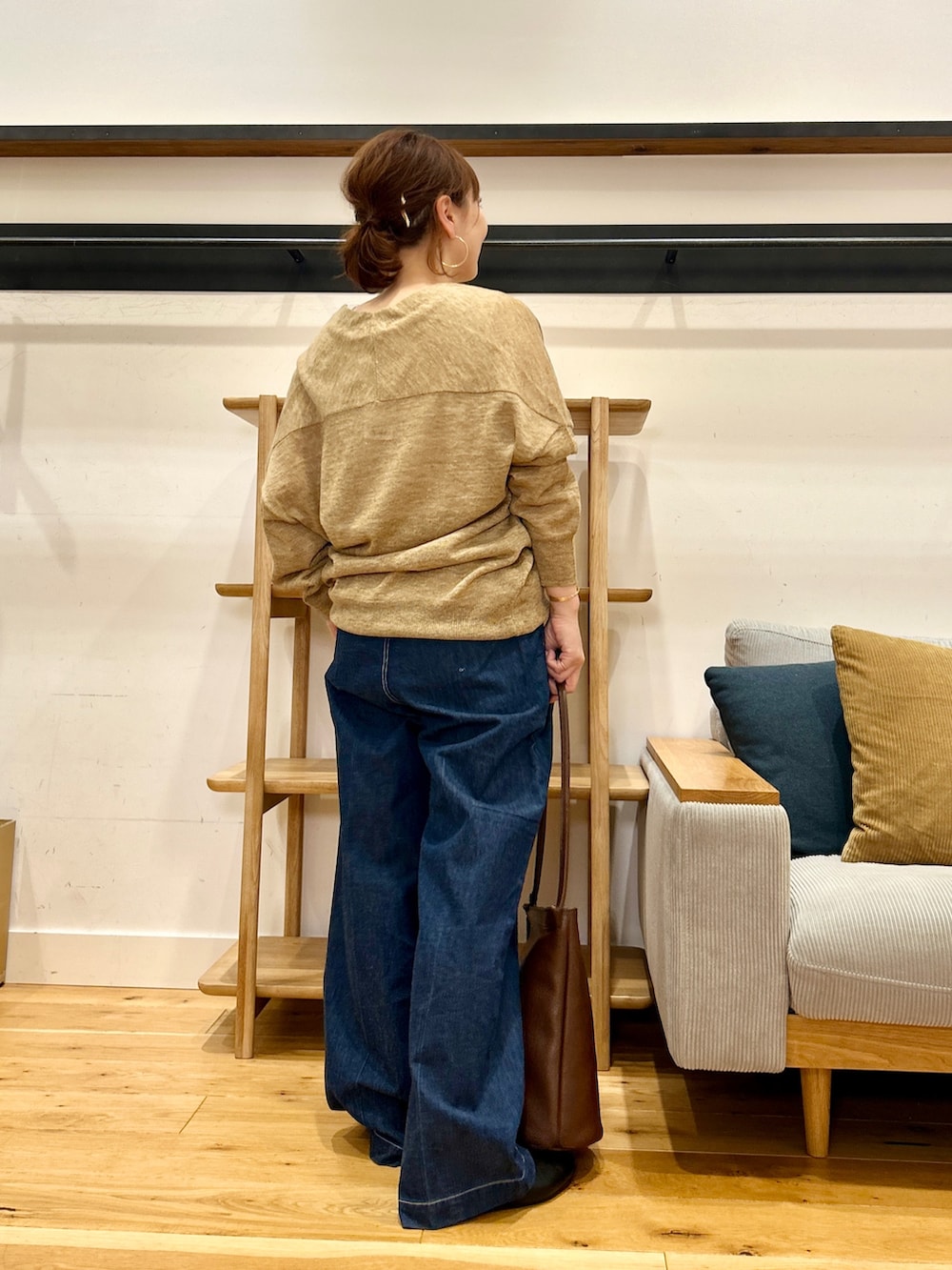 ベージュ系のカーディガン/ボレロ、ホワイト系のタンクトップ、ブルー系のデニムパンツを着用したレディースの春コーディネートの3枚目の写真