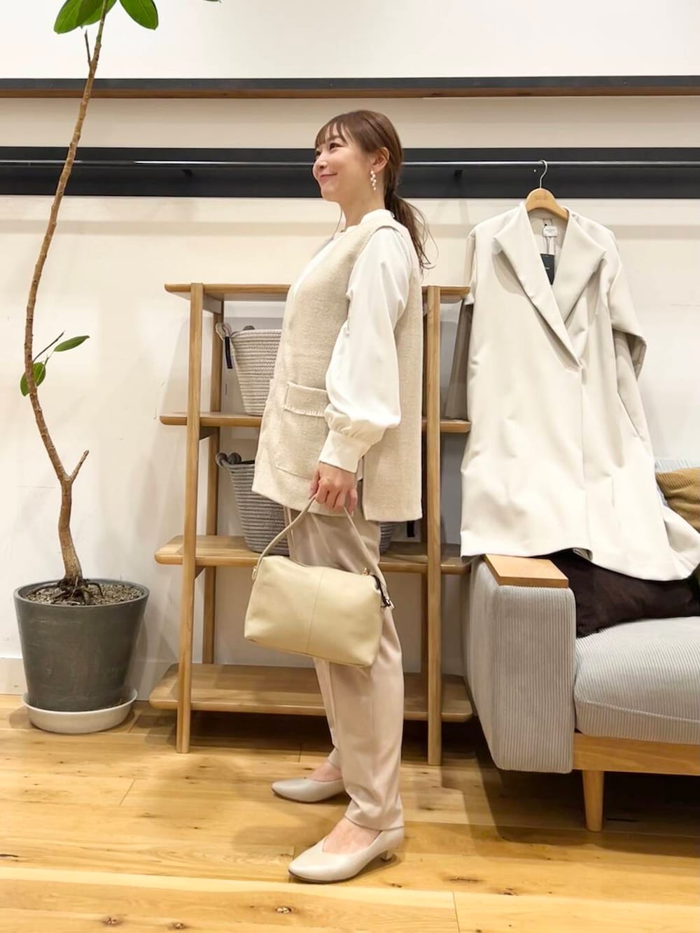 「セレモニースタイル、doors、低身長コーデ、40代、骨格ストレート、イエベ春、ストレート×イエベ春」｜「URBAN RESEARCH DOORSのペプラムトップスセットアップ（セットアップ、ベージュ系）」を使った、+++ゆき+++さん（レディース・151cm）の冬コーディネートの6枚目の写真