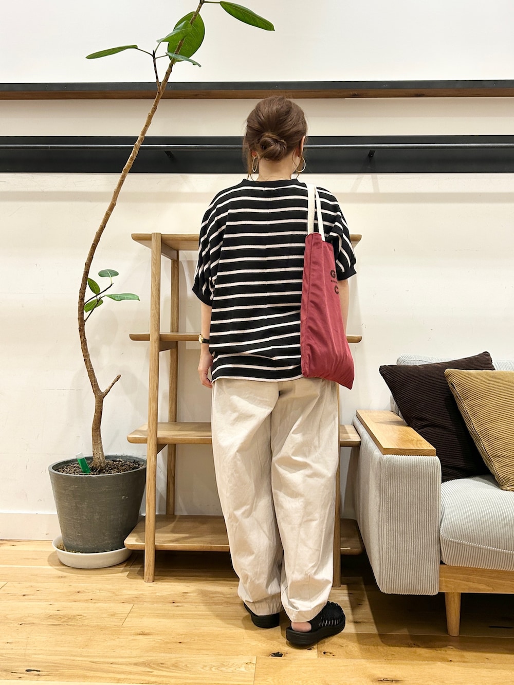 「小物で作る初秋コーデ、大人コーデ、お出かけコーデ、イエベ、イエベ春、骨格ストレート」｜「URBAN RESEARCH DOORSのブークレボーダープルオーバー（Tシャツ/カットソー、ブラック系）」を使った、+++ゆき+++さん（骨格ストレート・レディース・151cm）の秋コーディネートの4枚目の写真