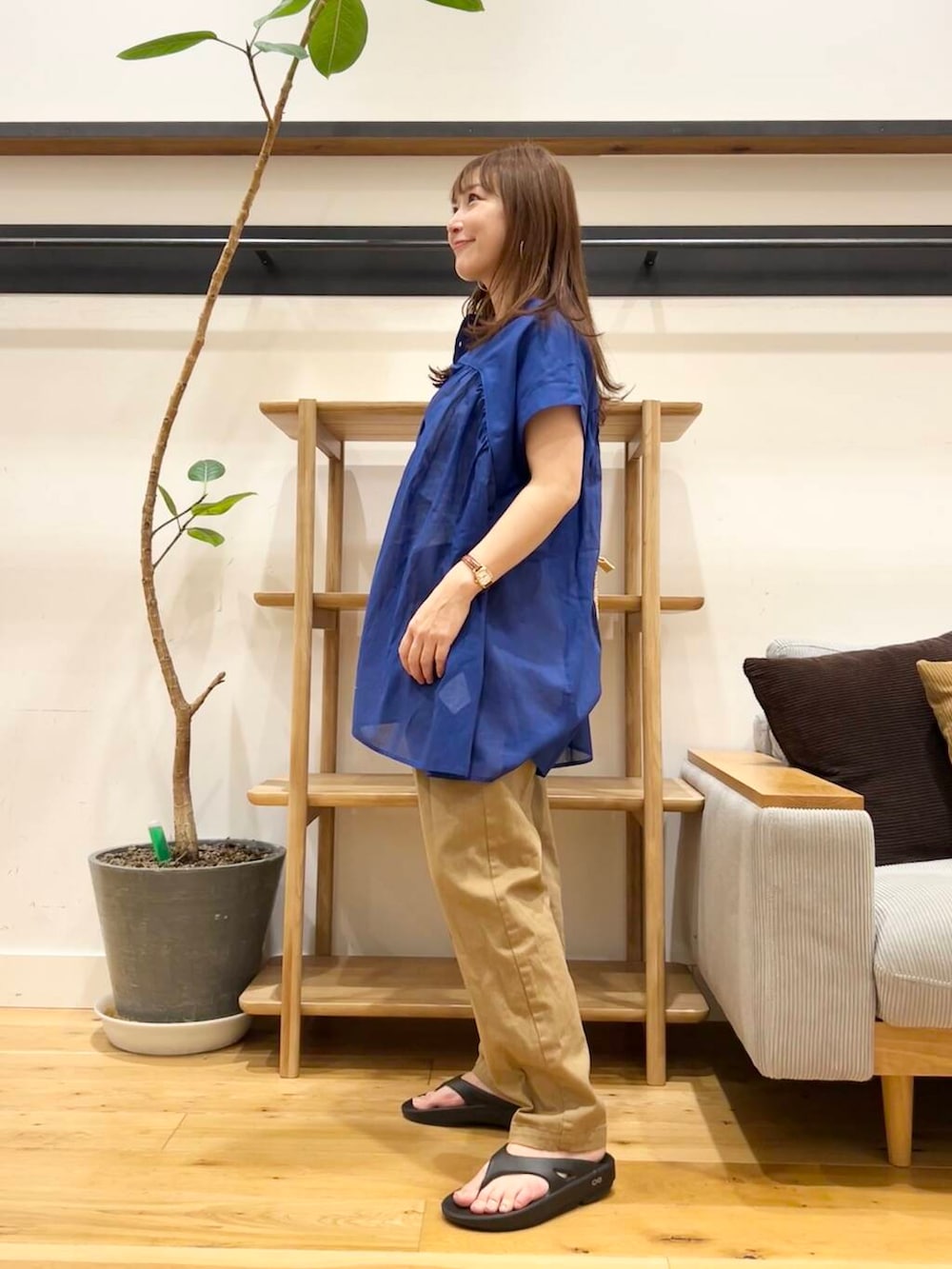 「doors、低身長コーデ、40代、骨格ストレート、イエベ春、ストレート×イエベ春、ストレート×イエベ、万能ブラウスコーデ」｜「OOFOSのOOFOS　Ooriginal（サンダル、ブラック系）」を使った、+++ゆき+++さん（レディース・151cm）の夏コーディネートの2枚目の写真
