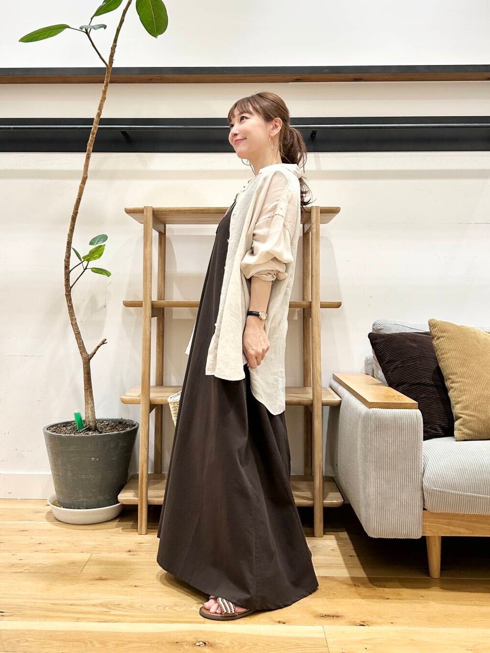 「doors、低身長コーデ、40代、骨格ストレート、イエベ春、ストレート×イエベ春、ストレート×イエベ、万能ブラウスコーデ、トレンドシアーアイテム」|「RODE SKOのナチュラルカゴバッグ(かごバッグ、ベージュ系)」を使った、+++ゆき+++さん(レディース・151cm)の夏コーディネートの2枚目の写真