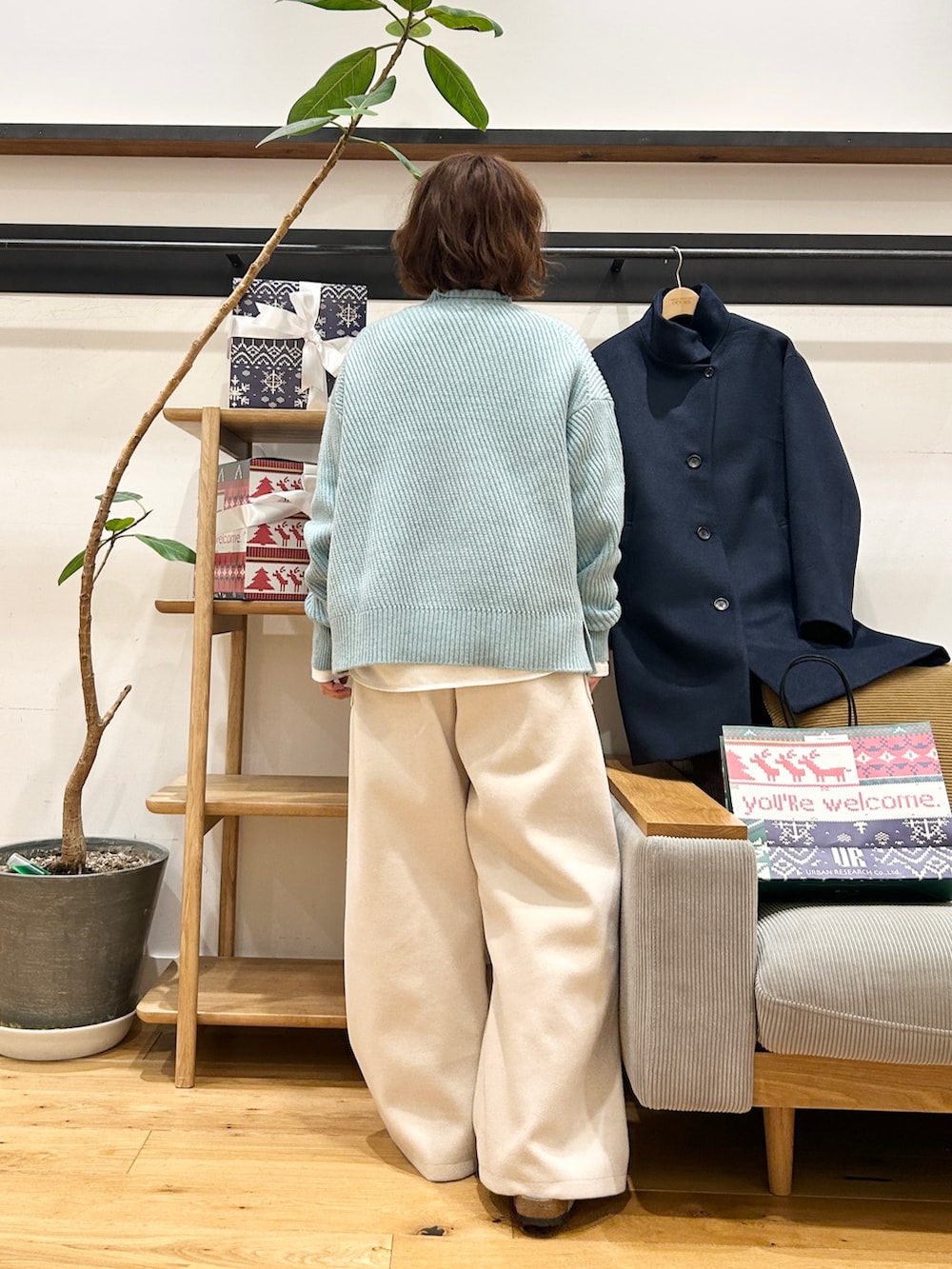 ブルー系のその他アウター、グリーン系のニット/セーター、ホワイト系のその他パンツを着用したレディースの冬コーディネートの6枚目の写真