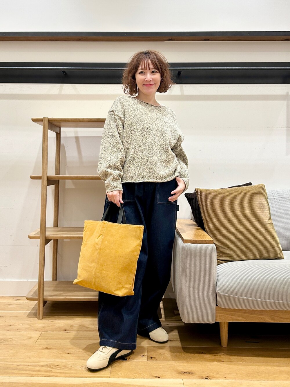 ベージュ系のニット/セーター、ブルー系のその他パンツ、ベージュ系のスニーカーを着用したレディースの冬コーディネートの4枚目の写真