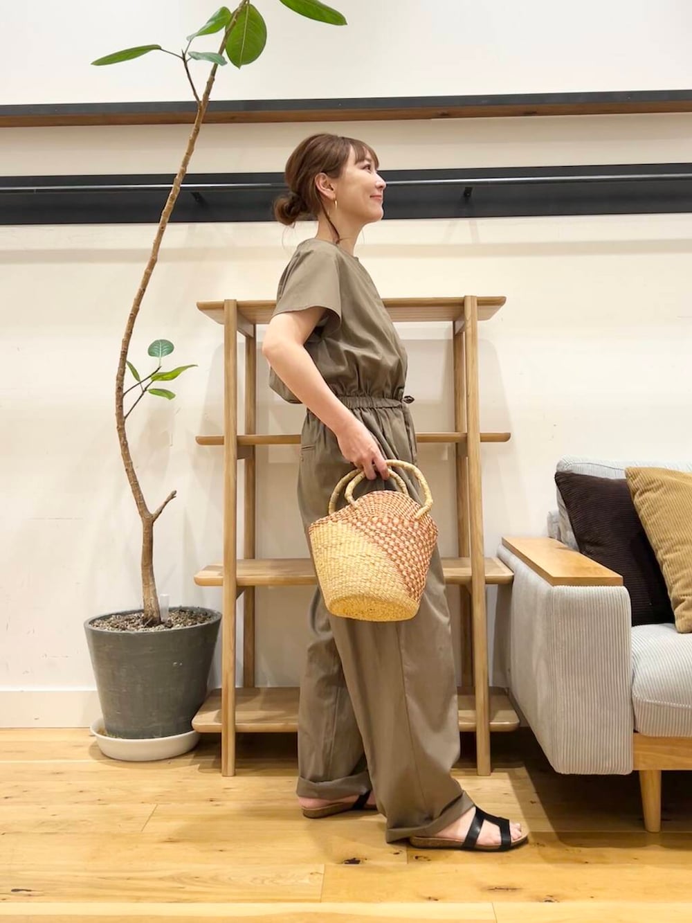 「doors、低身長コーデ、40代、骨格ストレート、イエベ春、ストレート×イエベ春、ストレート×イエベ、リネン着こなし術」｜「URBAN RESEARCH DOORSのリネンMIXコンビネゾン（サロペット/オーバーオール、ブラウン系）」を使った、+++ゆき+++さん（レディース・151cm）の夏コーディネートの5枚目の写真