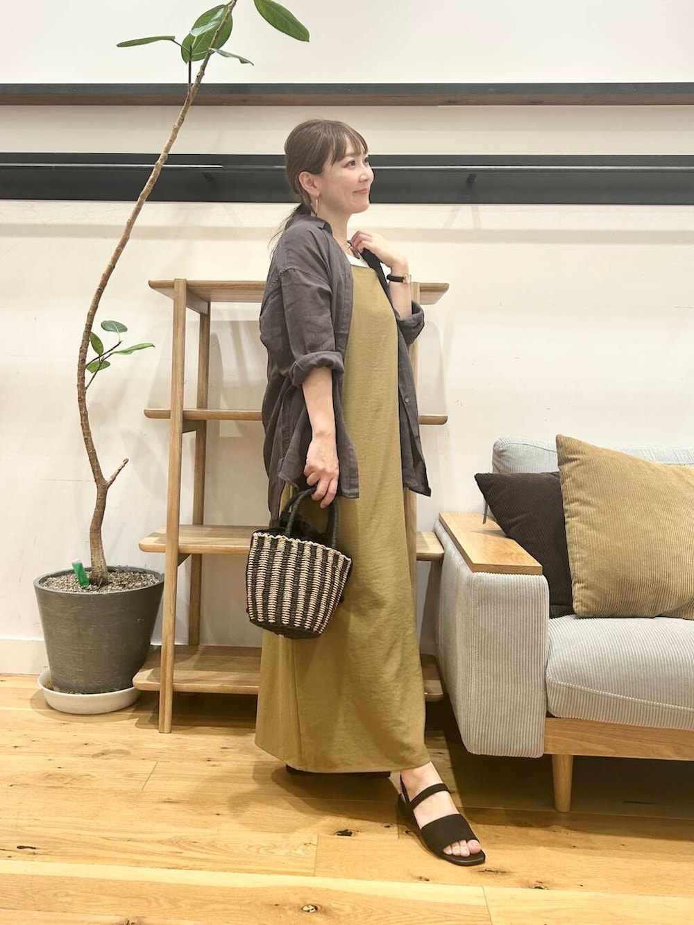 「doors、低身長コーデ、40代、骨格ストレート、イエベ春、ストレート×イエベ、ワンピース×低身長」|「URBAN RESEARCH DOORSの巾着カゴバッグ(ハンドバッグ、ブラック系)」を使った、+++ゆき+++さん(レディース・151cm)の夏コーディネートの5枚目の写真