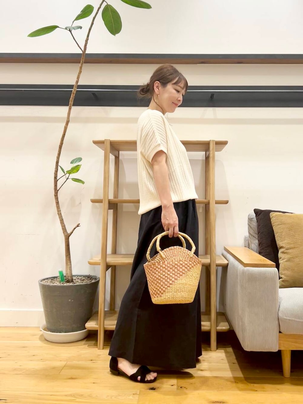 「doors、低身長コーデ、40代、骨格ストレート、イエベ春、ストレート×イエベ春、ストレート×イエベ、一枚で決まるtシャツ」｜「URBAN RESEARCH DOORSの『別注』アフリカンスクエア×DOORS　ボルガ山フォルム（ショルダーバッグ、イエロー系）」を使った、+++ゆき+++さん（レディース・151cm）の夏コーディネートの3枚目の写真