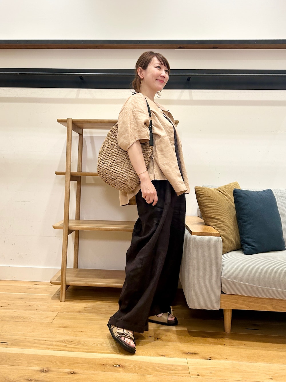 グレー系のサロペット/オーバーオール、ピンク系のシャツ/ブラウス、ホワイト系のタンクトップを着用したレディースの春コーディネートの5枚目の写真