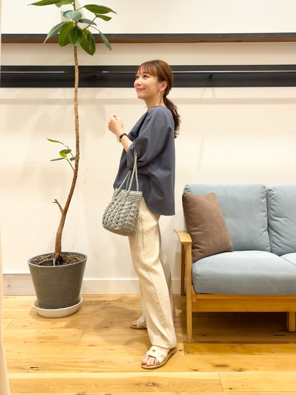 ブルー系のシャツ/ブラウス、ベージュ系のその他パンツ、グリーン系のかごバッグを着用したレディースの春コーディネートの2枚目の写真