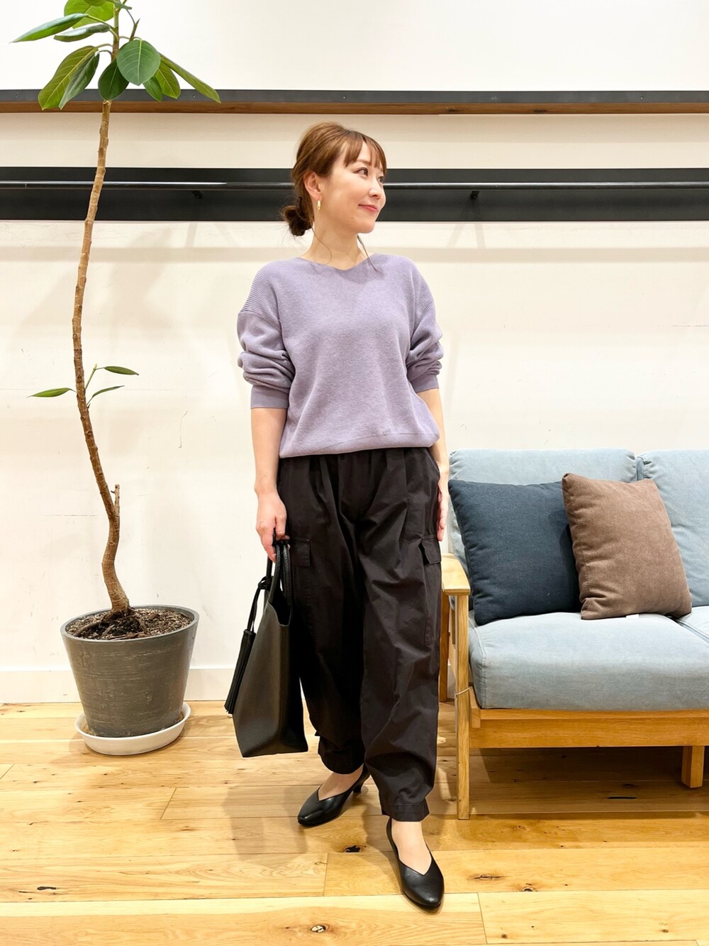 パープル系のニット/セーター、ブラック系のその他パンツ、ブラック系のトートバッグを着用したレディースの冬コーディネートの3枚目の写真