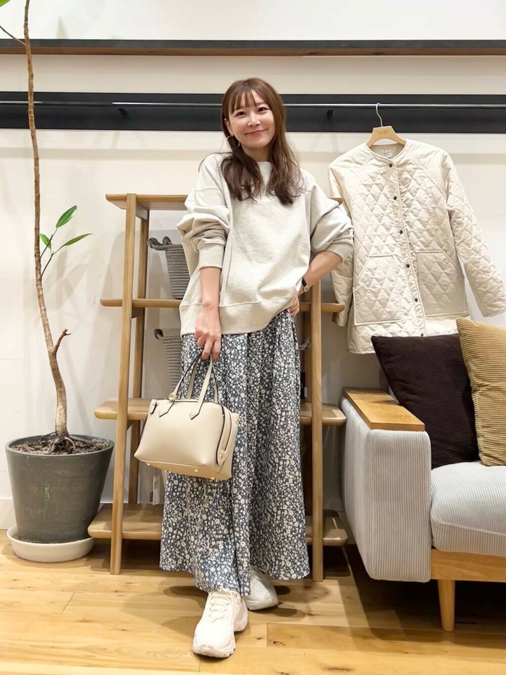 「doors、低身長コーデ、40代、骨格ストレート、イエベ春、ストレート×イエベ春、ストレート×イエベ、最旬スウェットコーデ」|「NIKEのNIKE TC7900(スニーカー、ホワイト系)」を使った、+++ゆき+++さん(レディース・151cm)の春コーディネートの2枚目の写真