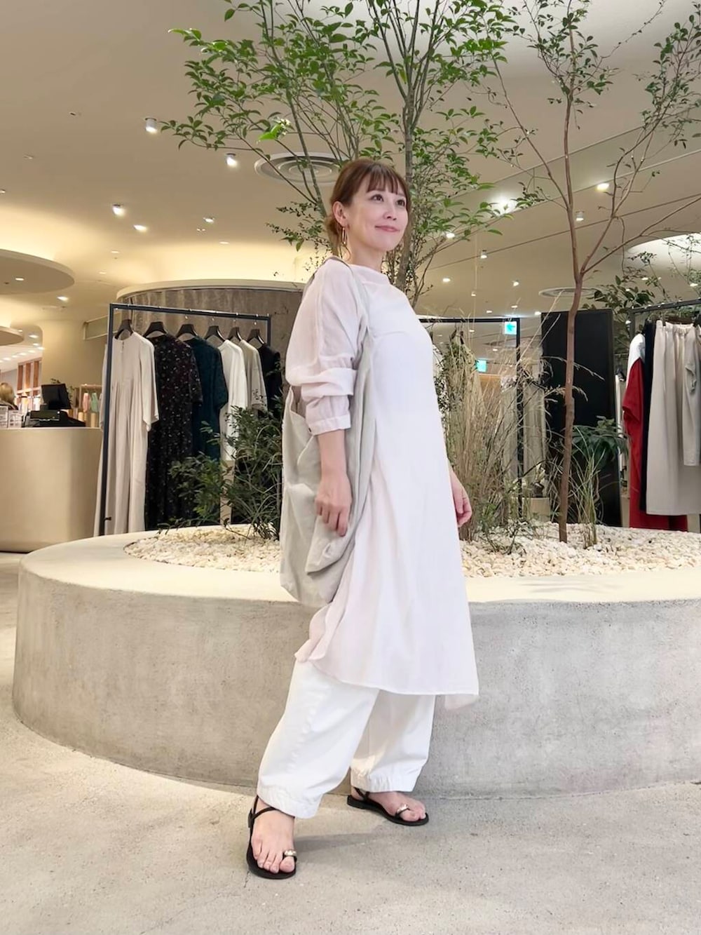「リネン、doors、低身長コーデ、サンダルコーデ、40代、骨格ストレート、イエベ春、ストレート×イエベ」｜「かぐれのコットンクロップドパンツ（その他パンツ、ホワイト系）」を使った、+++ゆき+++さん（レディース・151cm）の春コーディネートの2枚目の写真