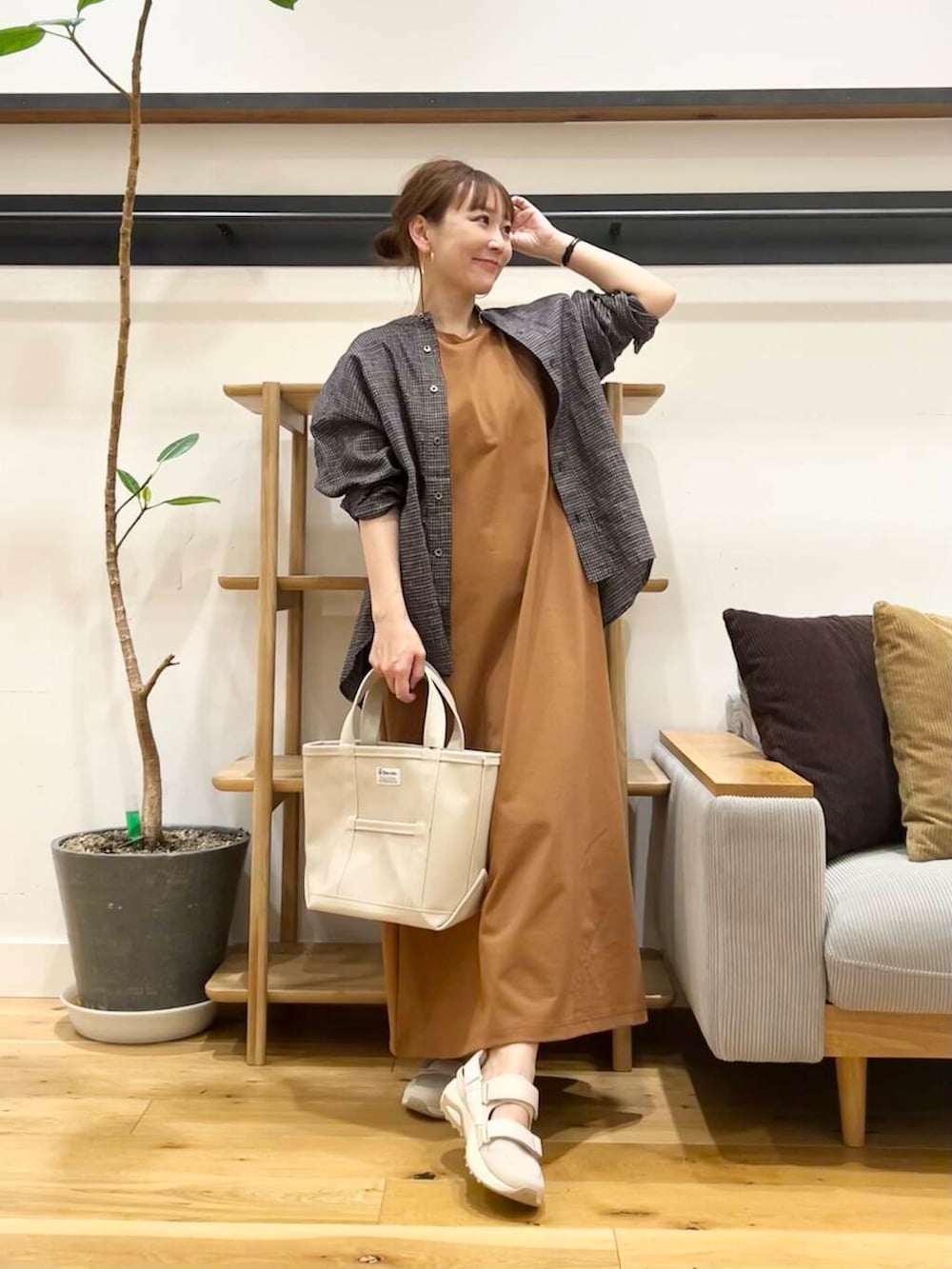 「doors、低身長コーデ、フェスコーデ、40代、骨格ストレート、イエベ春、ストレート×イエベ春、ストレート×イエベ」｜「FORK&SPOONのFORK&SPOON　コットンリネンロングスリーブシャツ（シャツ/ブラウス、ブルー系）」を使った、+++ゆき+++さん（レディース・151cm）の春コーディネートの2枚目の写真
