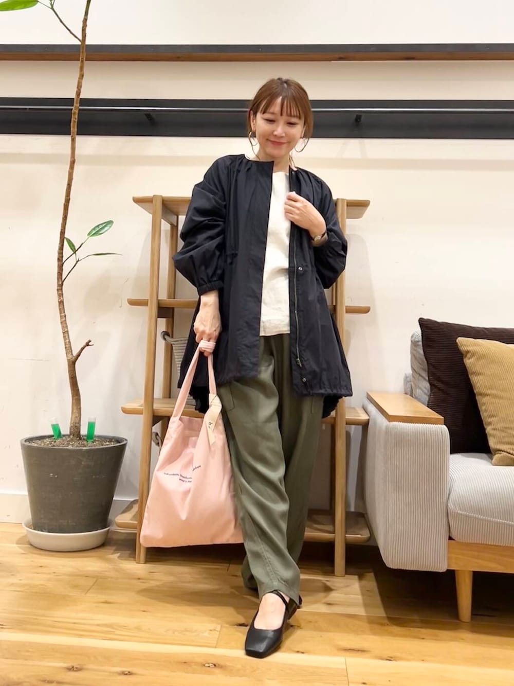 「doors、低身長コーデ、40代、骨格ストレート、イエベ春、ストレート×イエベ春、ストレート×イエベ、シャツが主役の春コーデ」|「RODE SKOの『MADE IN JAPAN』スクエアトゥメリージェーンシューズ(バレエシューズ、ブラック系)」を使った、+++ゆき+++さん(レディース・151cm)の春コーディネートの5枚目の写真