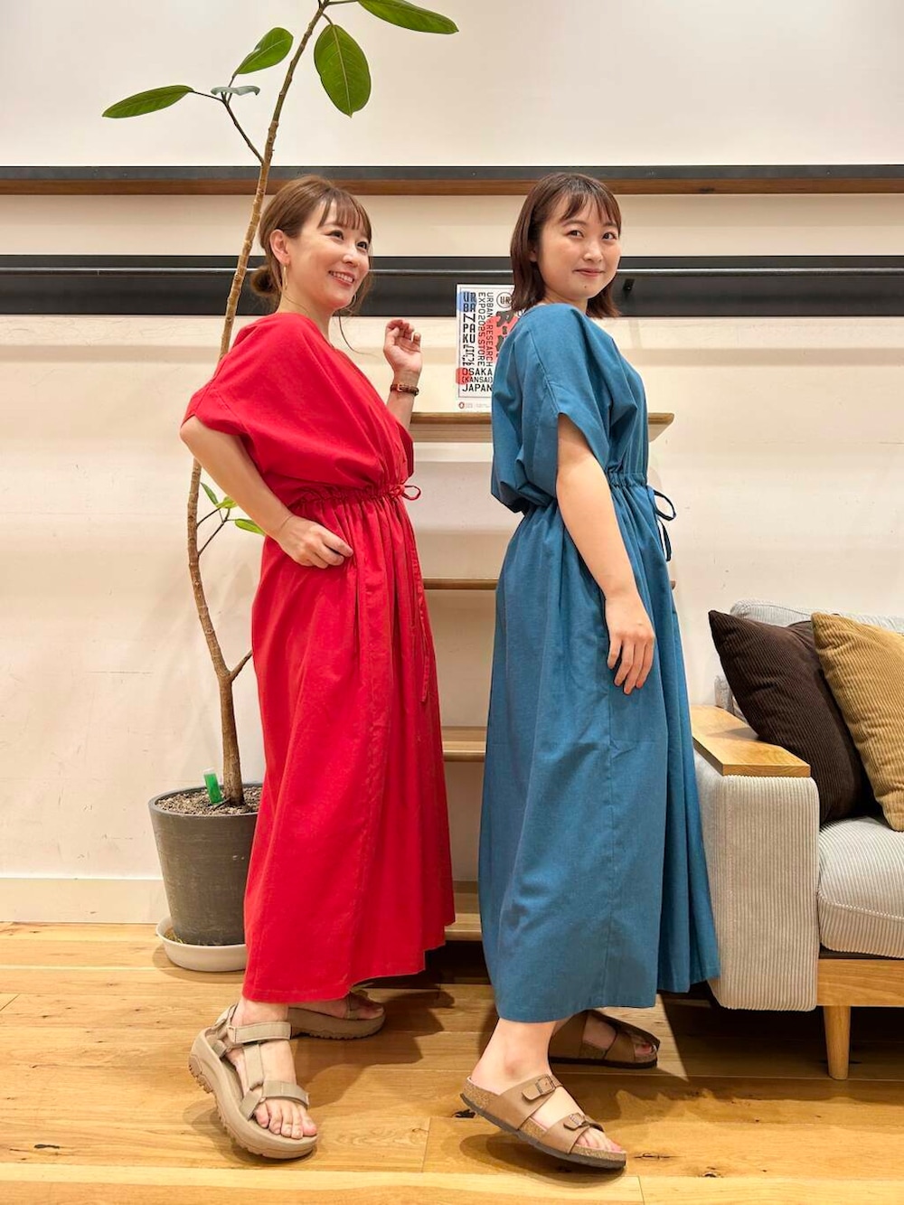 「doors、低身長コーデ、40代、骨格ストレート、イエベ春、ストレート×イエベ春、ストレート×イエベ、リネン着こなし術」｜「URBAN RESEARCH DOORSの『WEB/一部店舗限定サイズ』『UR TECH 高機能リネン』ウエストギャザーワンピース（ワンピース、レッド系）」を使った、+++ゆき+++さん（レディース・151cm）の夏コーディネートの3枚目の写真