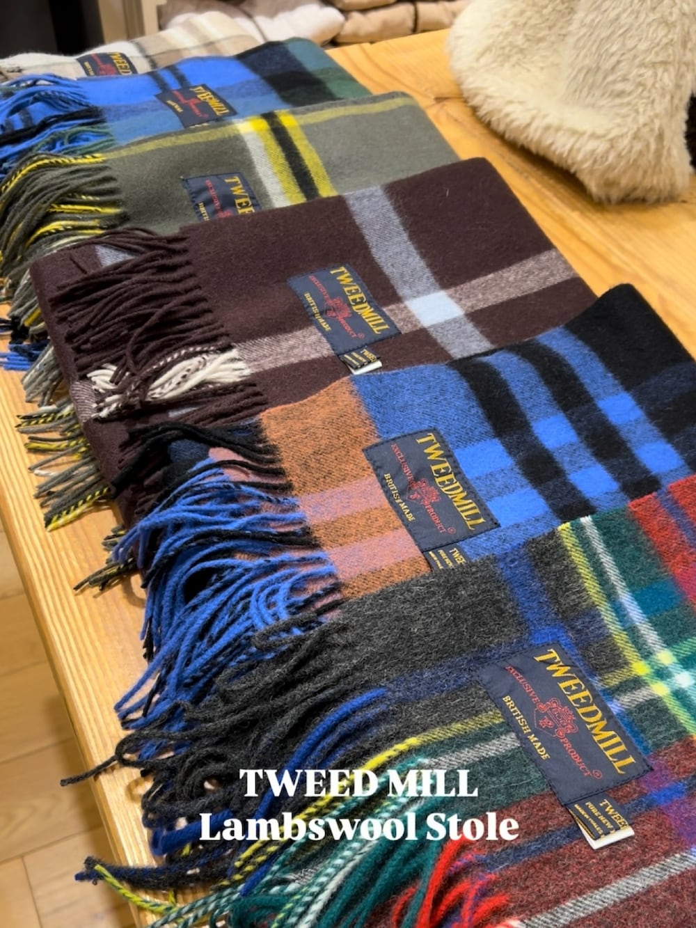 グレー系のマフラーを着用したレディースの秋コーディネートの2枚目の写真