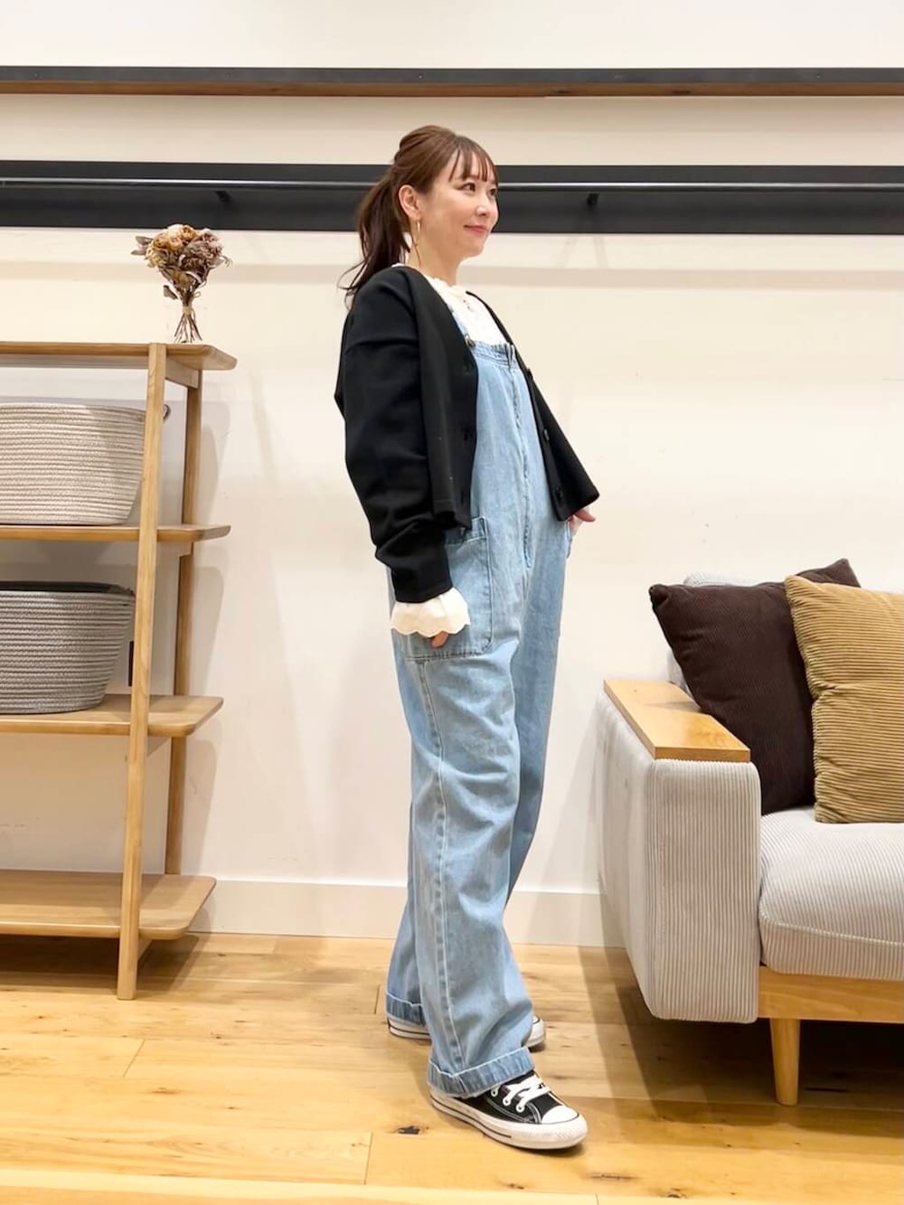 「doors、低身長コーデ、40代、骨格ストレート、イエベ春、ストレート×イエベ春、私の推しデニムスタイル、春色ニットコーデ、スタッフが狙う春の新作」|「URBAN RESEARCH DOORSのウォッシャブルニットVネックカーディガン(カーディガン/ボレロ、ブラック系)」を使った、+++ゆき+++さん(レディース・151cm)の冬コーディネートの5枚目の写真