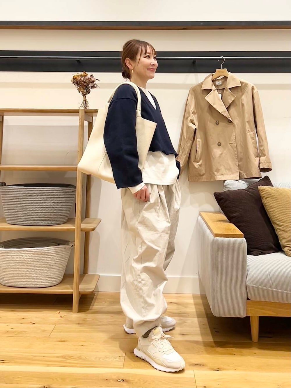 「doors、低身長コーデ、40代、骨格ストレート、イエベ春、ストレート×イエベ春、春アウターコーデ、ストレート×イエベ、新作スニーカーコーデ」｜「URBAN RESEARCH DOORSのミドルインレイVネックプルオーバー（Tシャツ/カットソー、ブルー系）」を使った、+++ゆき+++さん（レディース・151cm）の冬コーディネートの4枚目の写真