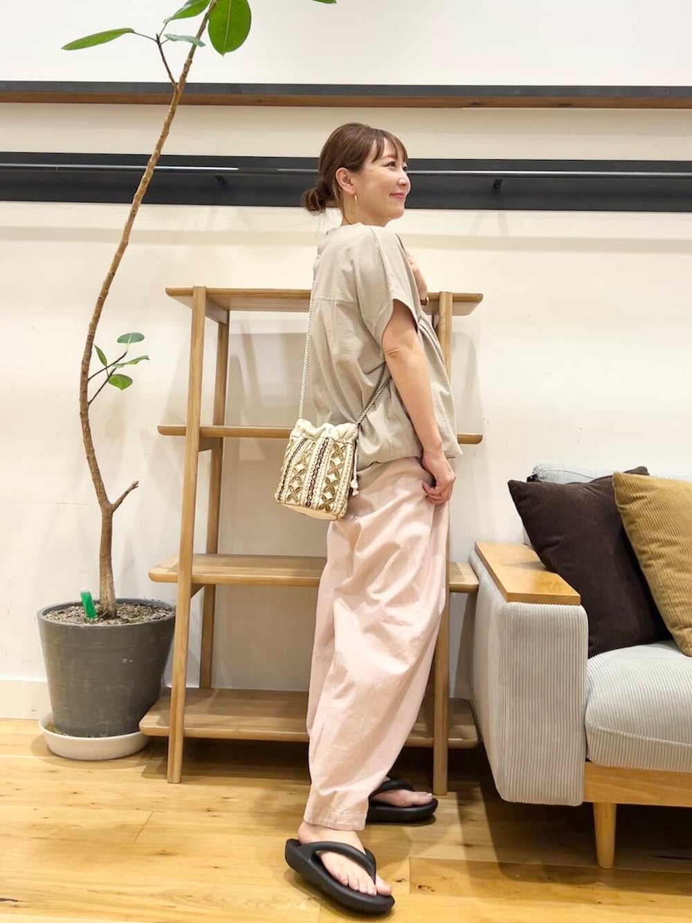 「doors、低身長コーデ、40代、骨格ストレート、イエベ春、ストレート×イエベ春、ストレート×イエベ、一枚で決まるtシャツ、洒落見えイージーパンツ×サンダル、私が選ぶセールアイテム25ss」｜「かぐれのカラーコクーンパンツ（その他パンツ、ピンク系）」を使った、+++ゆき+++さん（レディース・151cm）の夏コーディネートの2枚目の写真
