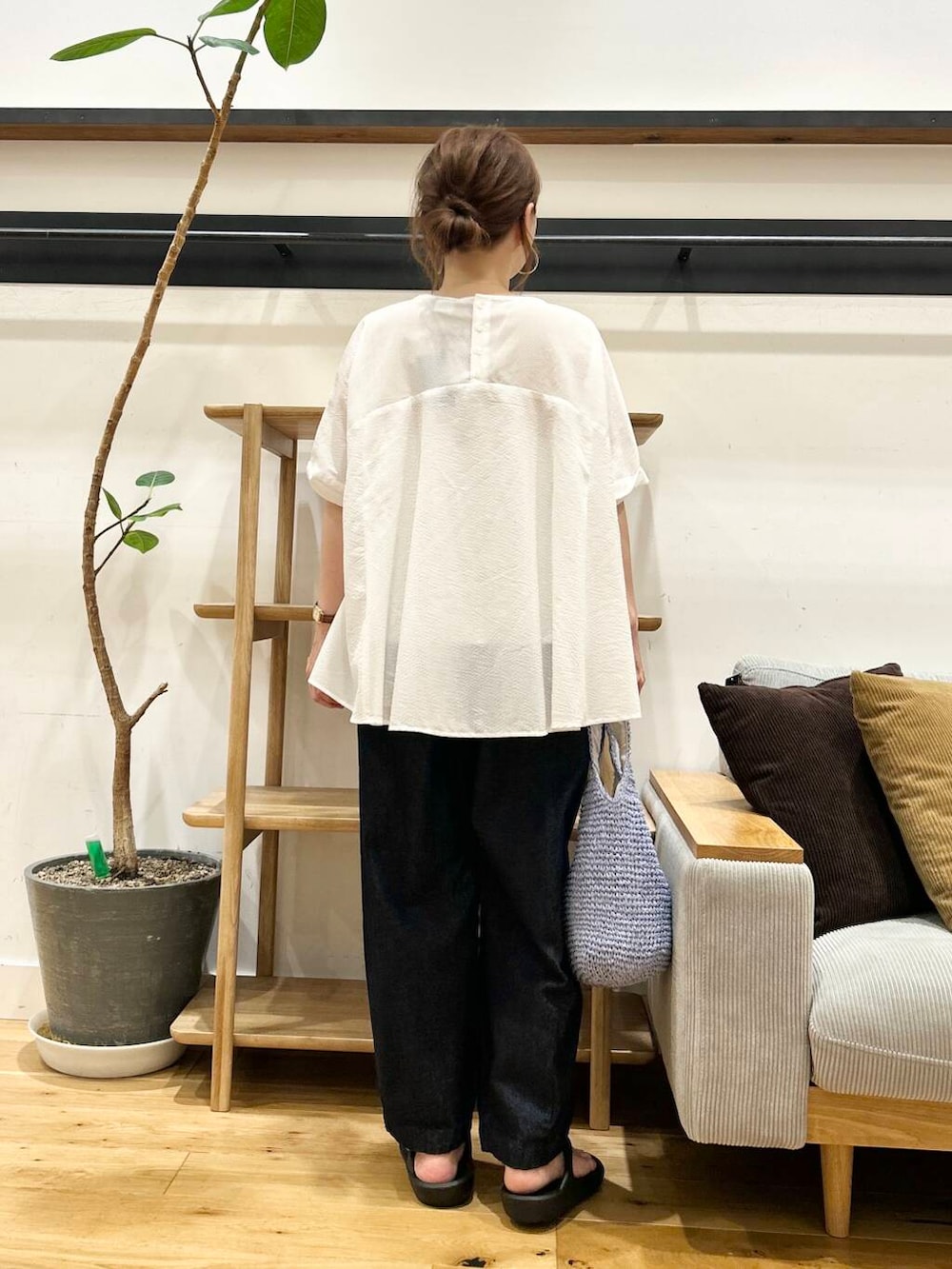 「doors、低身長コーデ、40代、骨格ストレート、イエベ春、ストレート×イエベ春、ストレート×イエベ、洒落見えイージーパンツ×サンダル、私が選ぶセールアイテム25ss」｜「RODE SKOのコマ編みペーパートートバッグ（トートバッグ、ブルー系）」を使った、+++ゆき+++さん（レディース・151cm）の夏コーディネートの3枚目の写真