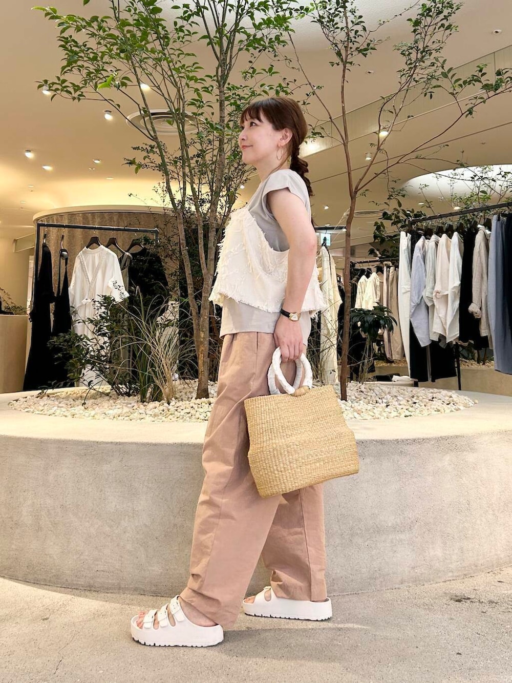 「doors、低身長コーデ、40代、骨格ストレート、イエベ春、ストレート×イエベ春、ストレート×イエベ、カジュアル派のtシャツコーデ」｜「かぐれのジャガードキャミソール（Tシャツ/カットソー、ホワイト系）」を使った、+++ゆき+++さん（レディース・151cm）の夏コーディネートの2枚目の写真