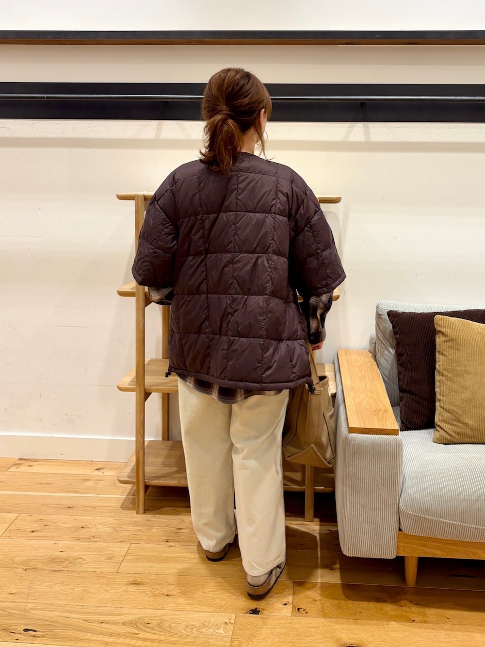 ブラウン系のダウンジャケット/コート、ブルー系のシャツ/ブラウス、ホワイト系のその他パンツを着用したレディースの秋コーディネートの3枚目の写真
