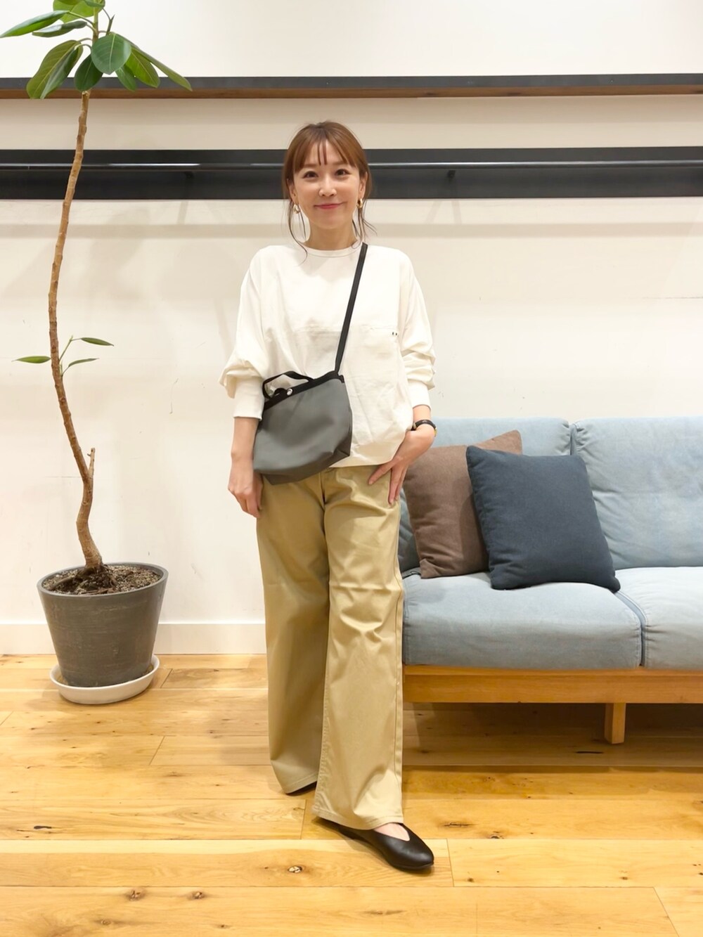 ホワイト系のTシャツ/カットソー、グレー系のショルダーバッグ、ベージュ系のその他パンツを着用したレディースの冬コーディネートの2枚目の写真