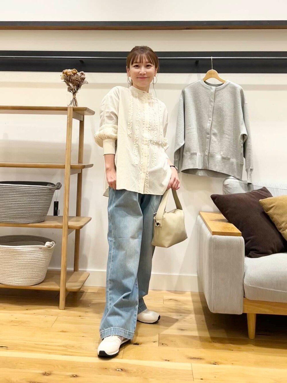 ホワイト系のシャツ/ブラウス、ブルー系のデニムパンツ、グレー系のカーディガン/ボレロを着用したレディースの冬コーディネートの2枚目の写真