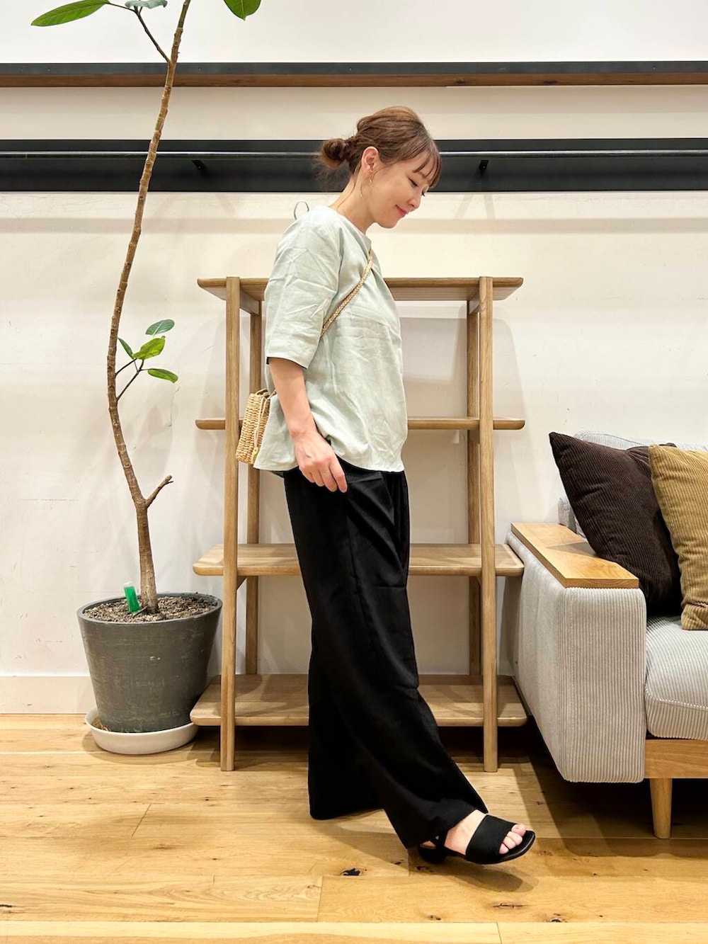 「40代、骨格ストレート、イエベ春、ストレート×イエベ春、ストレート×イエベ、リネン着こなし術、夏の涼しげパンツコーデ、洒落見えイージーパンツ×サンダル」|「URBAN RESEARCH DOORSのミニカゴショルダーバッグ(ショルダーバッグ、ベージュ系)」を使った、+++ゆき+++さん(レディース・151cm)の夏コーディネートの5枚目の写真