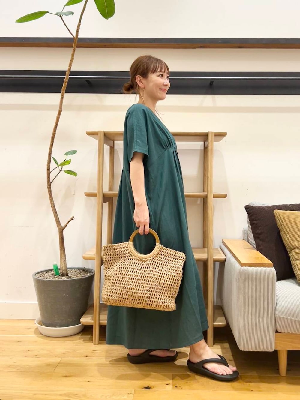 「doors、低身長コーデ、40代、骨格ストレート、イエベ春、ストレート×イエベ春、ストレート×イエベ、リネン着こなし術」｜「RODE SKOのウッドハンドルペーパーバッグ（トートバッグ、ベージュ系）」を使った、+++ゆき+++さん（レディース・151cm）の夏コーディネートの5枚目の写真