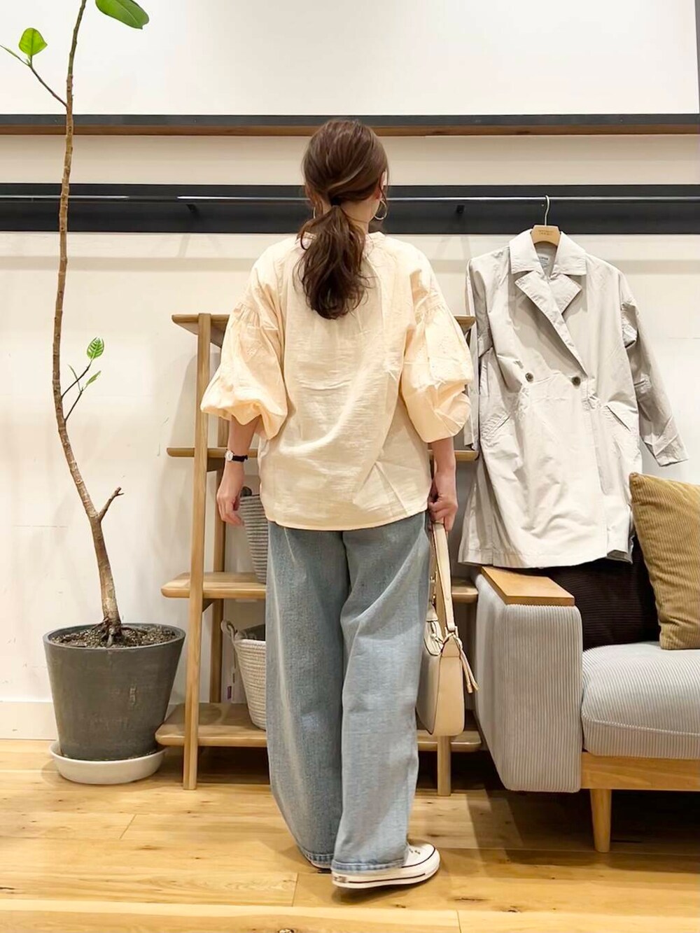 「doors、低身長コーデ、40代、骨格ストレート、イエベ春、ストレート×イエベ春、ストレート×イエベ、ブラウスが主役の春コーデ」|「URBAN RESEARCH DOORSの2タックギャザーデニムパンツ(デニムパンツ、ブルー系)」を使った、+++ゆき+++さん(レディース・151cm)の春コーディネートの3枚目の写真