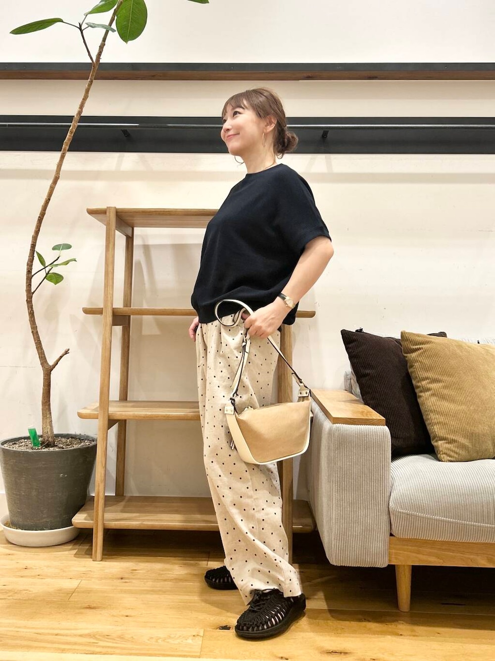 「doors、低身長コーデ、40代、骨格ストレート、イエベ春、ストレート×イエベ春、ストレート×イエベ、カジュアル派のtシャツコーデ、洒落見えイージーパンツ×サンダル、私が選ぶセールアイテム25ss」｜「MARCO BIANCHINIのMARCO BIANCHINI　キャンバスレザーバッグ（ショルダーバッグ、ホワイト系）」を使った、+++ゆき+++さん（レディース・151cm）の夏コーディネートの2枚目の写真