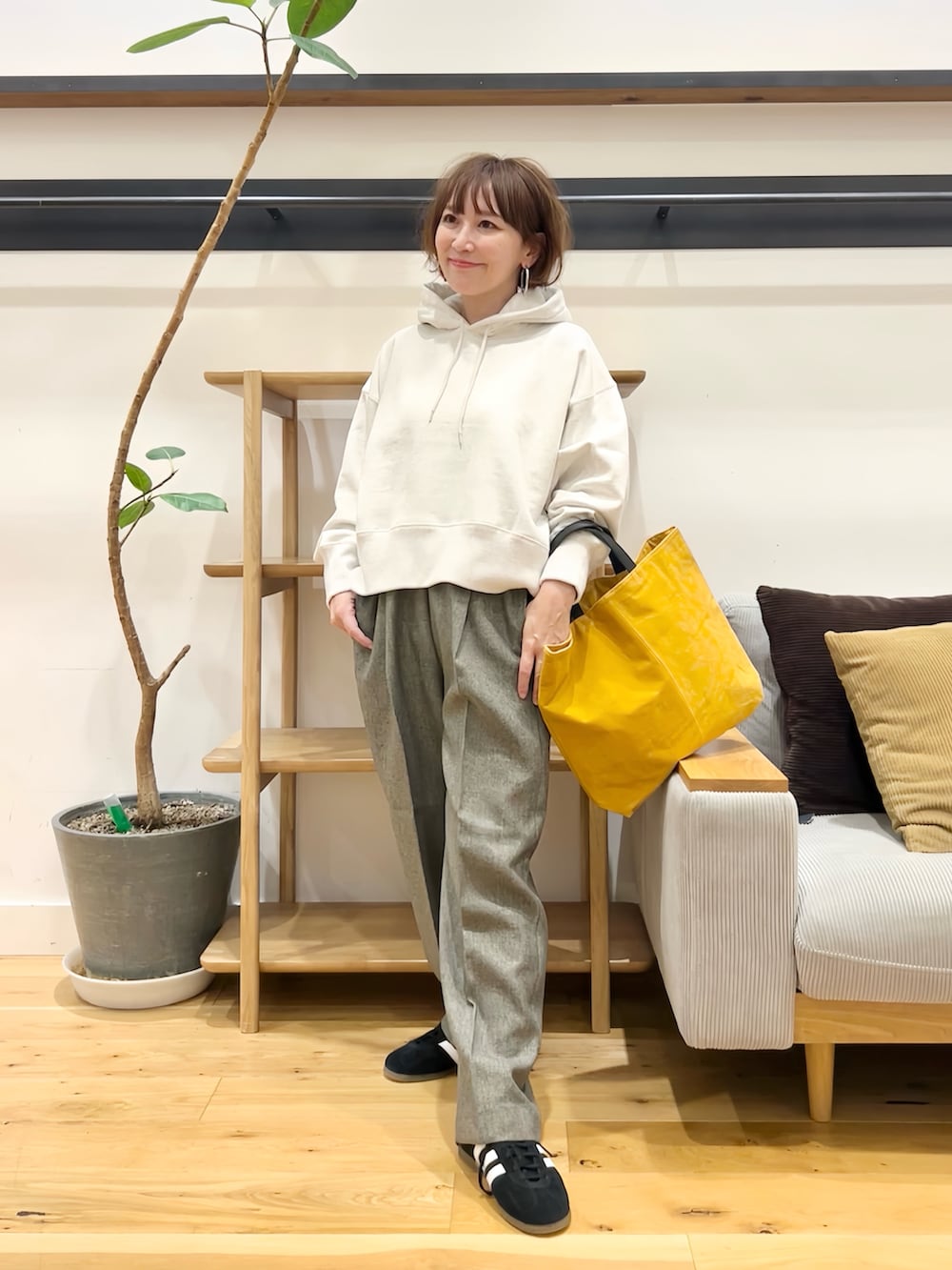 ベージュ系のパーカー、グレー系のその他パンツ、ブラック系のスニーカーを着用したレディースの秋コーディネートの4枚目の写真