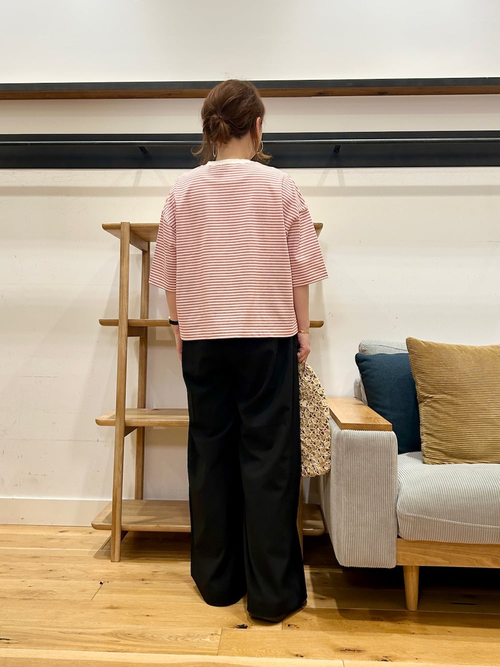レッド系のTシャツ/カットソー、ブラック系のその他パンツ、ブラック系のサンダルを着用したレディースの春コーディネートの3枚目の写真
