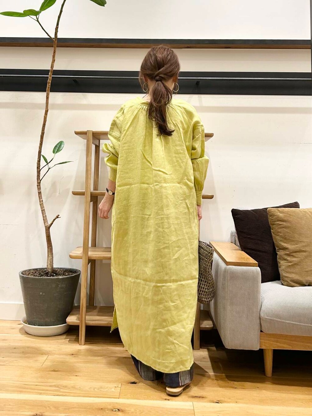 「doors、低身長コーデ、40代、春カラーコーデ、骨格ストレート、イエベ春、ストレート×イエベ春、ストレート×イエベ」｜「URBAN RESEARCH DOORSのリネンチェックイージーパンツ（その他パンツ、ブルー系）」を使った、+++ゆき+++さん（レディース・151cm）の春コーディネートの3枚目の写真