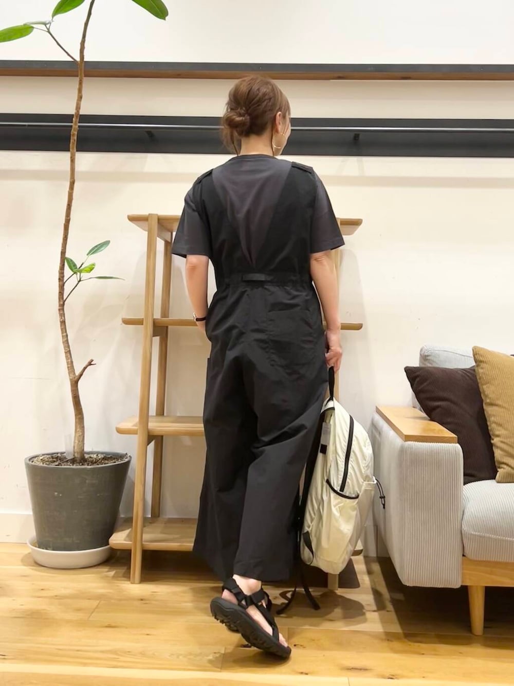 「doors、低身長コーデ、フェスコーデ、40代、骨格ストレート、イエベ春、ストレート×イエベ春、ストレート×イエベ」｜「Gramicciの『別注』『撥水/2WAY仕様』GRAMICCI　アクティブナイロンサロペット（サロペット/オーバーオール、ブラック系）」を使った、+++ゆき+++さん（レディース・151cm）の春コーディネートの3枚目の写真