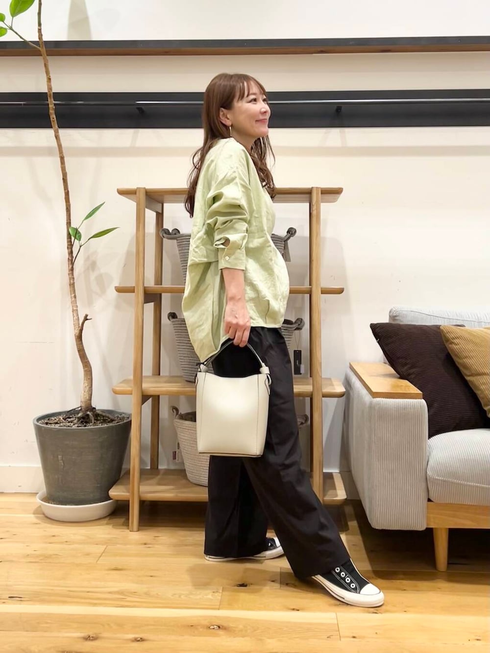 「doors、低身長コーデ、40代、春カラーコーデ、骨格ストレート、イエベ春、ストレート×イエベ春、ストレート×イエベ、新作スニーカーコーデ、ブラウスが主役の春コーデ」｜「URBAN RESEARCH DOORSのリネンバックタックプルオーバー（シャツ/ブラウス、グリーン系）」を使った、+++ゆき+++さん（レディース・151cm）の春コーディネートの2枚目の写真