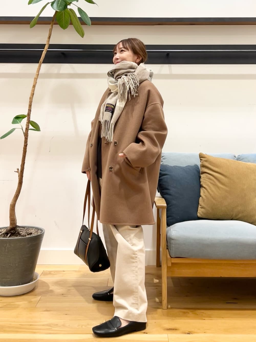 グレー系のTシャツ/カットソー、ブラック系のボストンバッグを着用したレディースの冬コーディネートの5枚目の写真