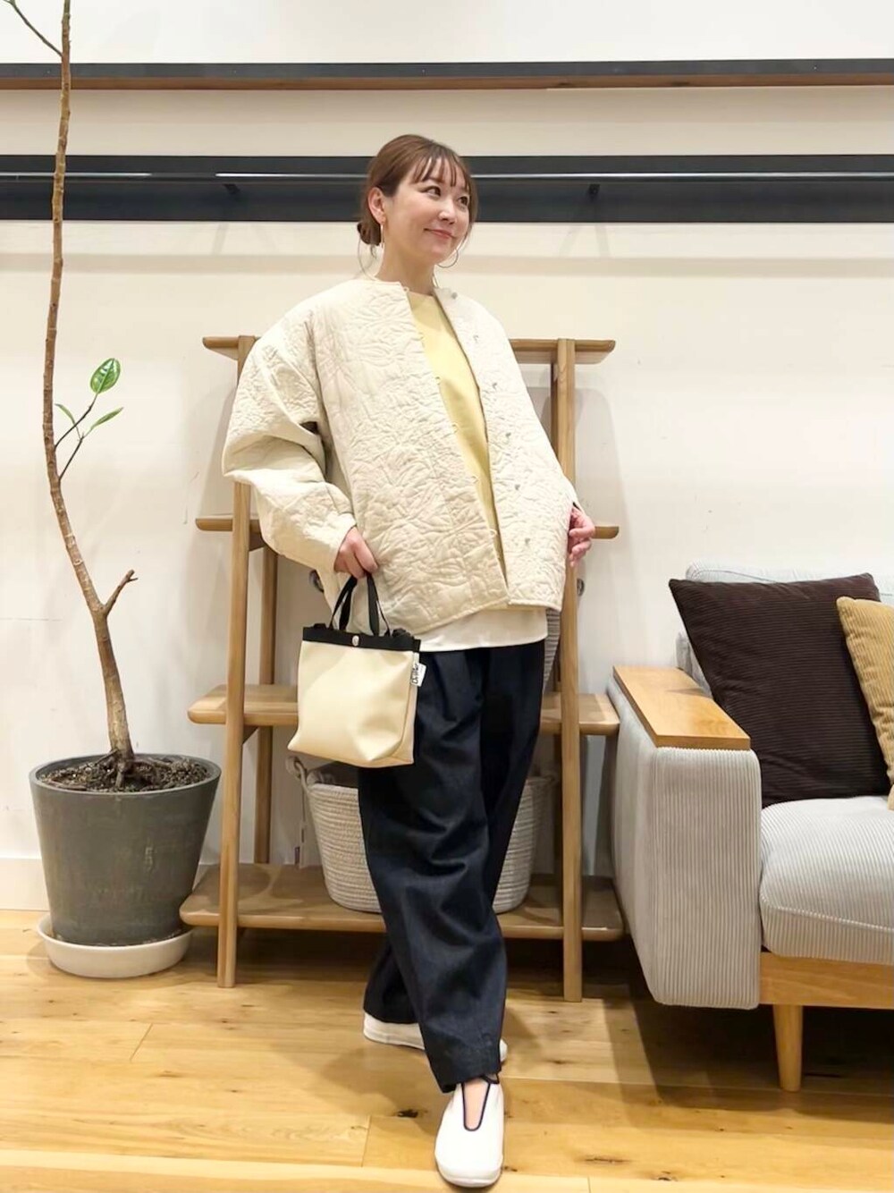 「doors、低身長コーデ、40代、春カラーコーデ、骨格ストレート、イエベ春、ストレート×イエベ春、ストレート×イエベ」｜「URBAN RESEARCH DOORSのUSAコットンラウンドヘムカットソー（Tシャツ/カットソー、ホワイト系）」を使った、+++ゆき+++さん（レディース・151cm）の春コーディネートの5枚目の写真