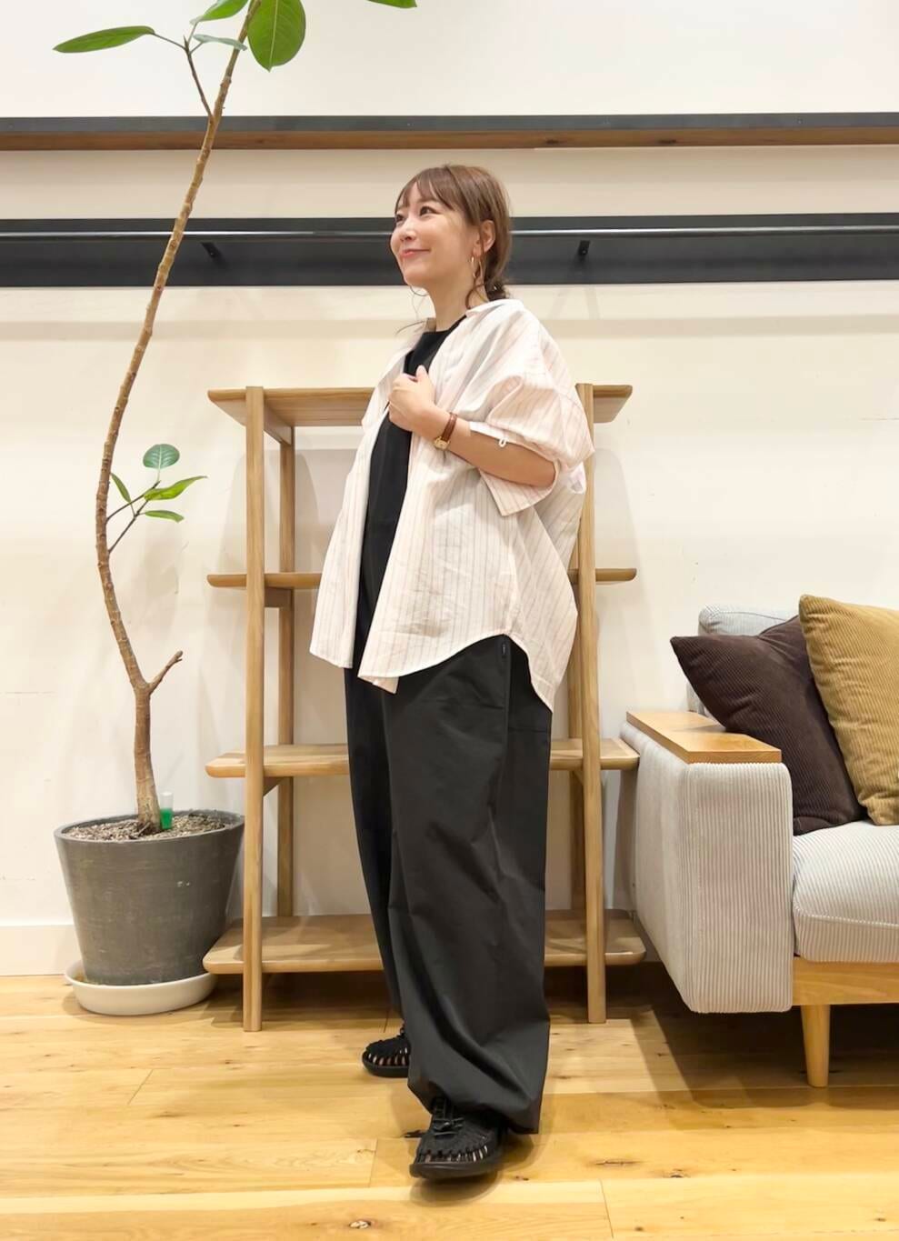 「doors、低身長コーデ、サンダルコーデ、40代、骨格ストレート、イエベ春、ストレート×イエベ春、ストレート×イエベ、トレンドシャツ」｜「EKALのTINY GARDEN PRODUCTS　ストロール2WAYバッグ（ショルダーバッグ、ブラック系）」を使った、+++ゆき+++さん（レディース・151cm）の春コーディネートの3枚目の写真