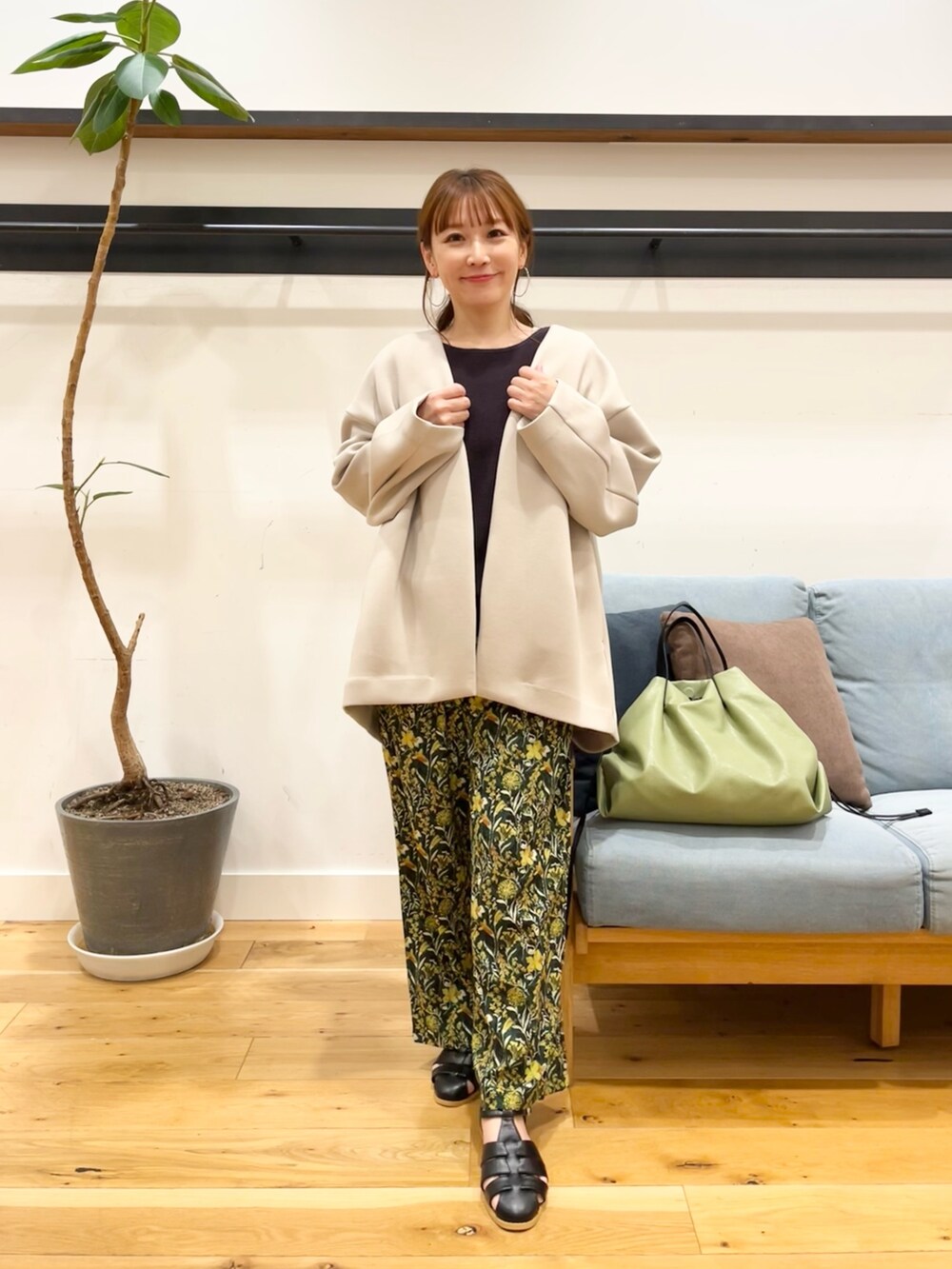 「カラーパンツ、オトナカジュアル、低身長、きれいめカジュアル」|「URBAN RESEARCH DOORSのコットンボートネックガーターKNIT(ニット/セーター、グレー系)」を使った、+++ゆき+++さん(レディース・151cm)の春コーディネートの5枚目の写真