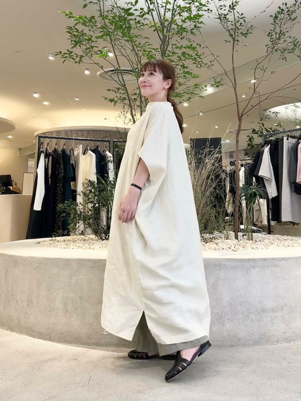 「doors、低身長コーデ、サンダルコーデ、40代、骨格ストレート、イエベ春、ストレート×イエベ春、ストレート×イエベ」｜「かぐれのリネンイージーパンツ（その他パンツ、ベージュ系）」を使った、+++ゆき+++さん（レディース・151cm）の春コーディネートの5枚目の写真