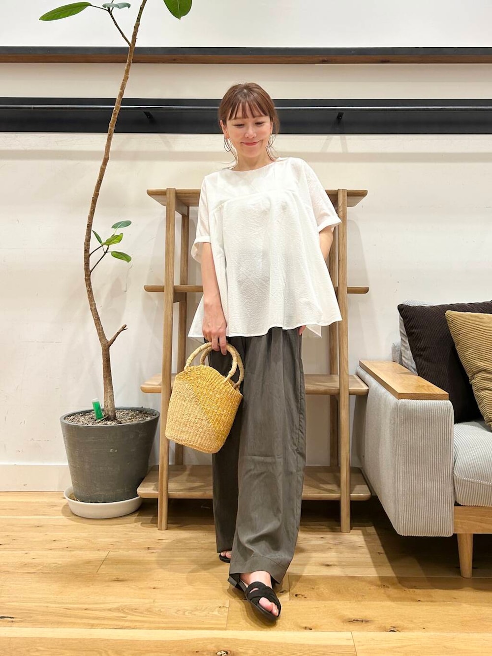「doors、低身長コーデ、40代、骨格ストレート、ストレート×イエベ春、ストレート×イエベ、万能ブラウスコーデ、イージーパンツ×サンダル」|「URBAN RESEARCH DOORSの『一部WEB限定カラー』セパレートフラットサンダル(サンダル、ブラック系)」を使った、+++ゆき+++さん(レディース・151cm)の夏コーディネートの3枚目の写真