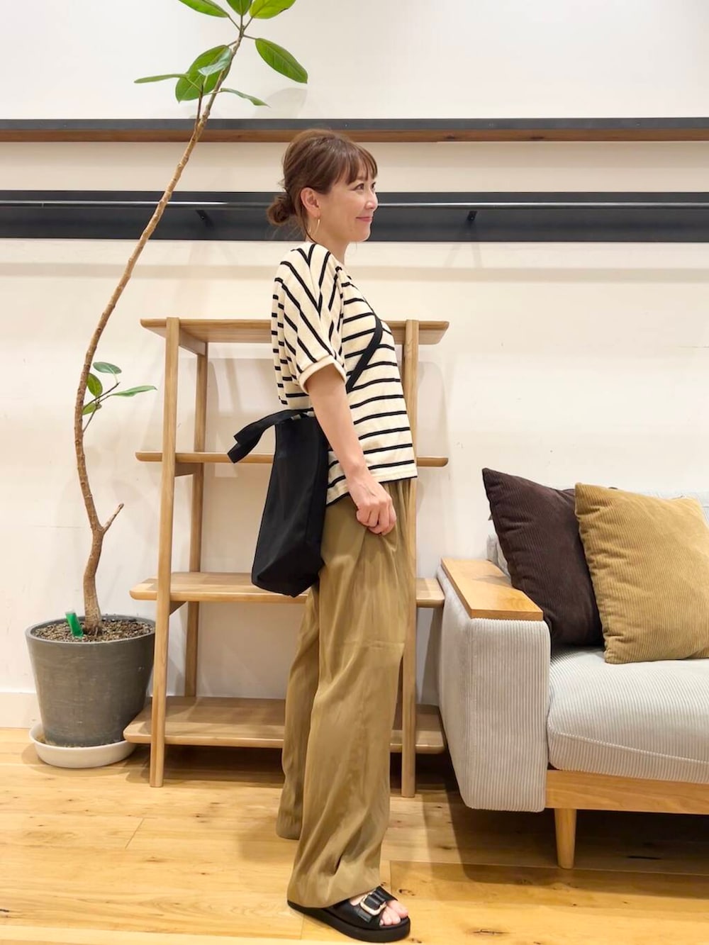 「doors、低身長コーデ、40代、骨格ストレート、イエベ春、ストレート×イエベ春、ストレート×イエベ、私の選ぶセールアイテム25ss、洒落見えイージーパンツ×サンダル」｜「RODE SKOのダブルベルテッドサンダル（サンダル、ブラック系）」を使った、+++ゆき+++さん（レディース・151cm）の夏コーディネートの5枚目の写真