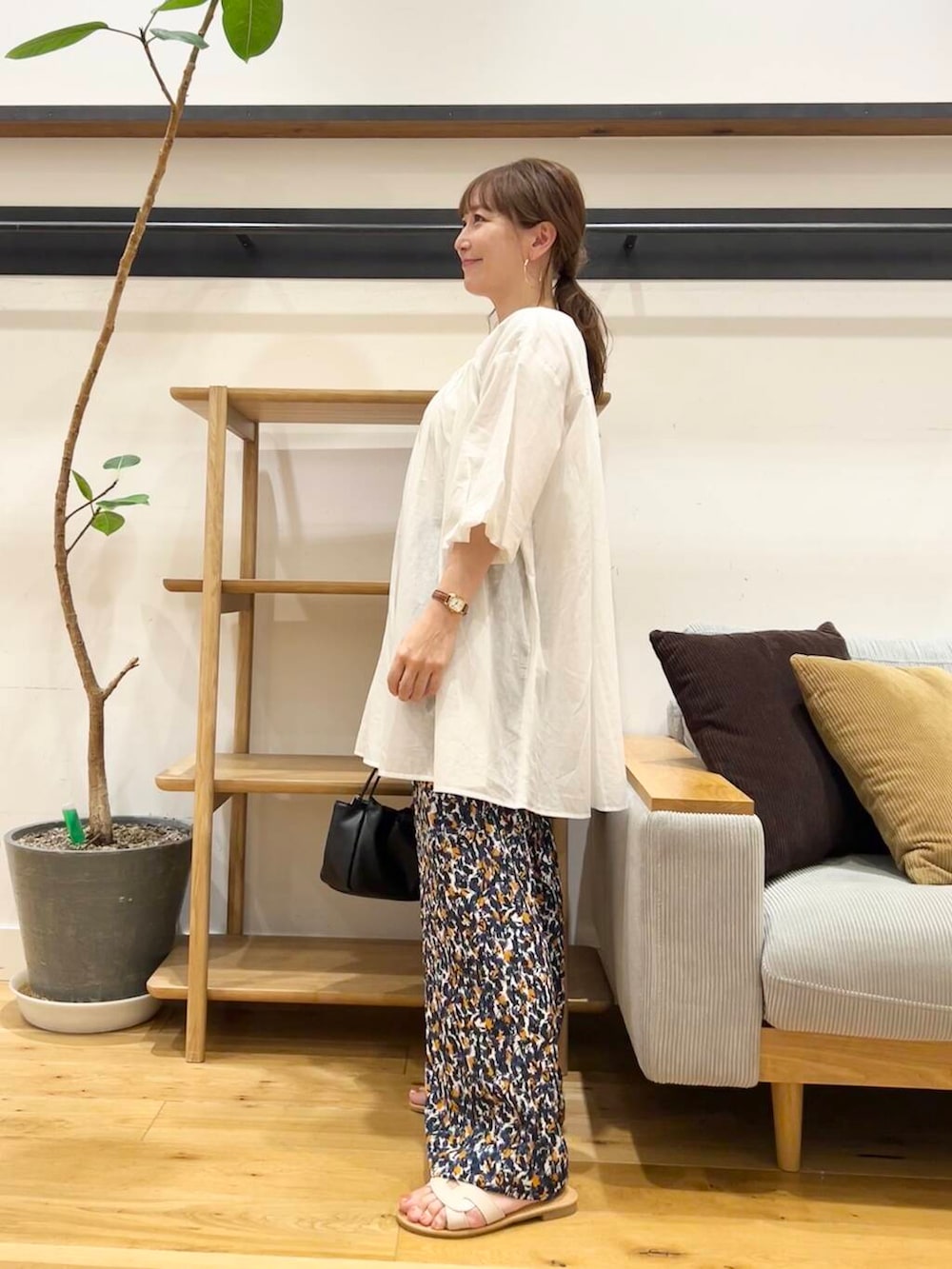 「doors、低身長コーデ、40代、骨格ストレート、イエベ春、ストレート×イエベ春、今から使える秋の先取りコーデ、ストレート×イエベ、私が選ぶセールアイテム25ss」｜「URBAN RESEARCH DOORSの2WAY巾着ショルダーバッグ（ショルダーバッグ、ブラック系）」を使った、+++ゆき+++さん（レディース・151cm）の夏コーディネートの3枚目の写真