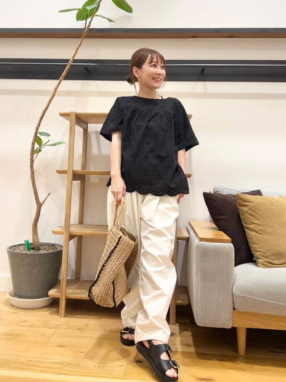 「低身長コーデ、40代、骨格ストレート、イエベ春、ストレート×イエベ春、ストレート×イエベ、一枚で決まるtシャツ、カジュアル派のtシャツコーデ、洒落見えイージーパンツ×サンダル、私が選ぶセールアイテム25ss」｜「URBAN RESEARCH DOORSのペーパートートバッグ（トートバッグ、ベージュ系）」を使った、+++ゆき+++さん（レディース・151cm）の夏コーディネートの3枚目の写真